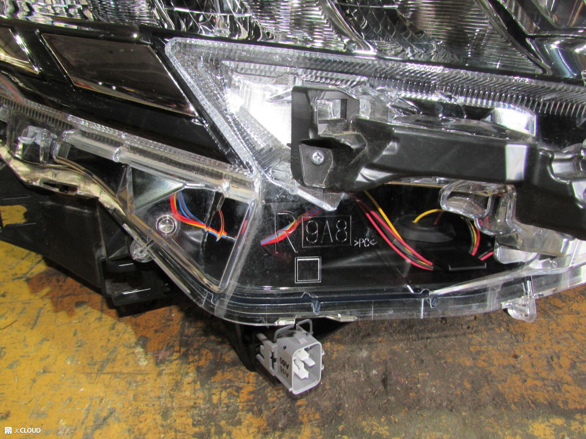 Фара правая передняя TOYOTA NOAH MZRA90W, MZRA95W, ZWR90W, ZWR95W 81110-V1020 3 ракурс