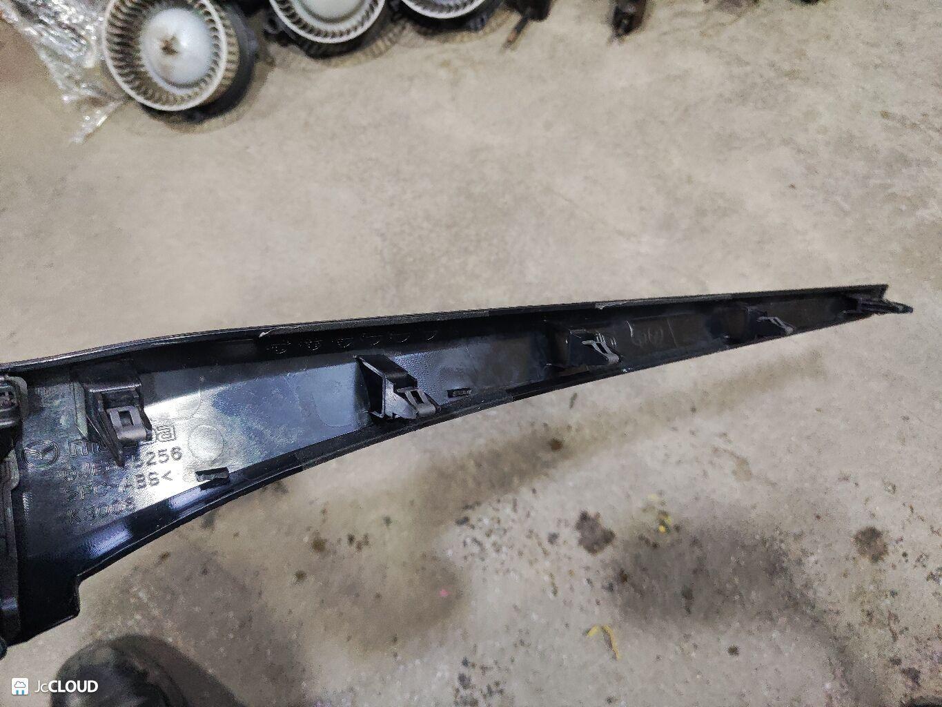 Накладка на торпеду MAZDA ATENZA GJ2AP, GJ5FW, GJEFW, GJ5FP, GJEFP, GJ2FP, GJ2AW, GJ2FW PE-VPR, PY-VPR, PY-RPR, SH GJE855256 4 ракурс