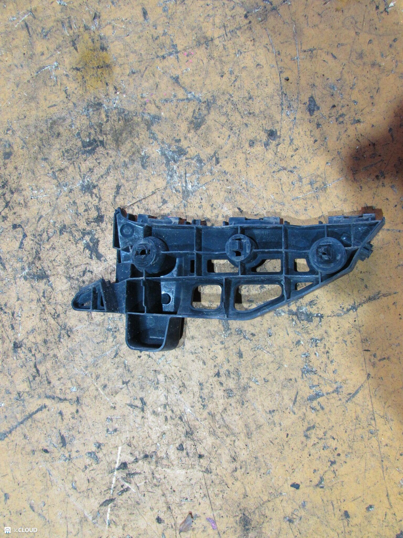 Крепление бампера правое переднее TOYOTA PRIUS ALPHA ZVW40, ZVW41, ZFW41 2ZRFXE 52115-47030 3 ракурс