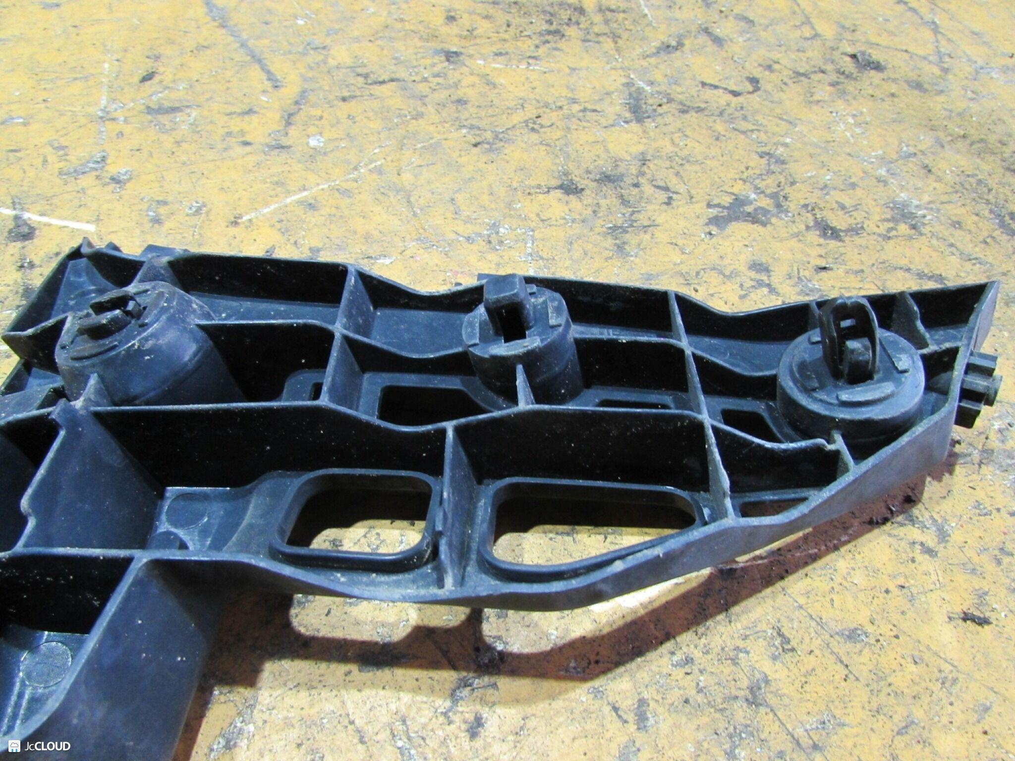 Крепление бампера правое переднее TOYOTA PRIUS ALPHA ZVW40, ZVW41, ZFW41 2ZRFXE 52115-47030 4 ракурс