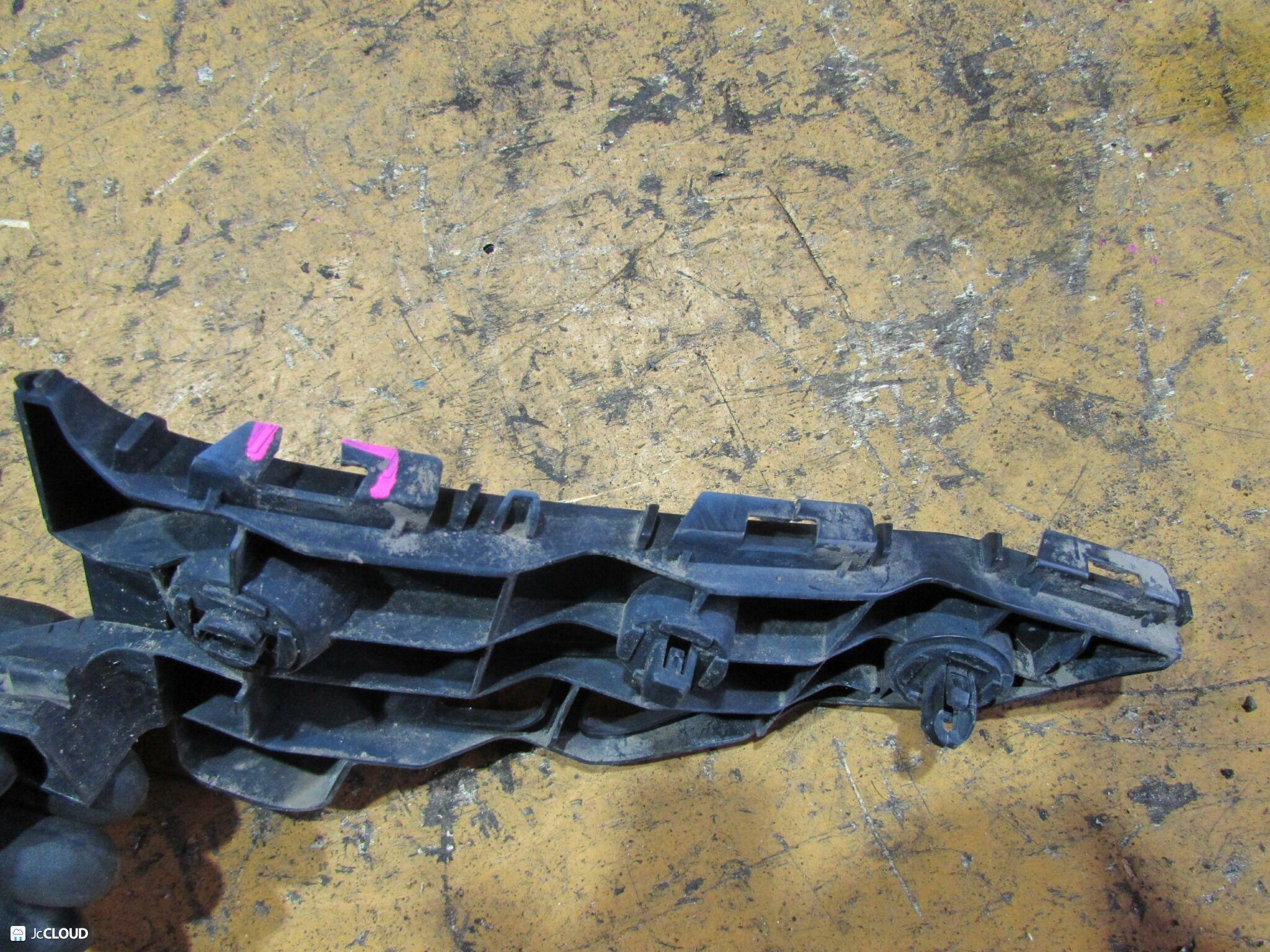 Крепление бампера правое переднее TOYOTA PRIUS ALPHA ZVW40, ZVW41, ZFW41 2ZRFXE 52115-47030 5 ракурс