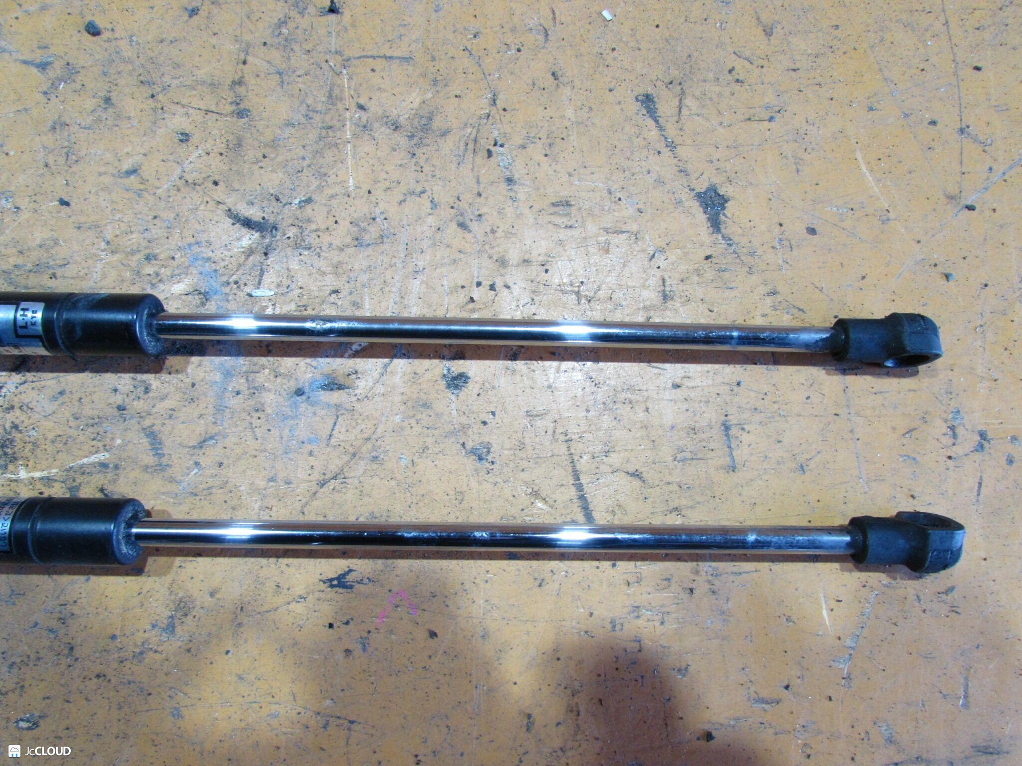 Амортизатор задней двери левый задний TOYOTA COROLLA FIELDER NKE165G, NRE160G, NRE161G, NZE161G, NZE164G, ZRE162G 1NZFXE, 1NRFE, 2NRFKE PARA 3 ракурс