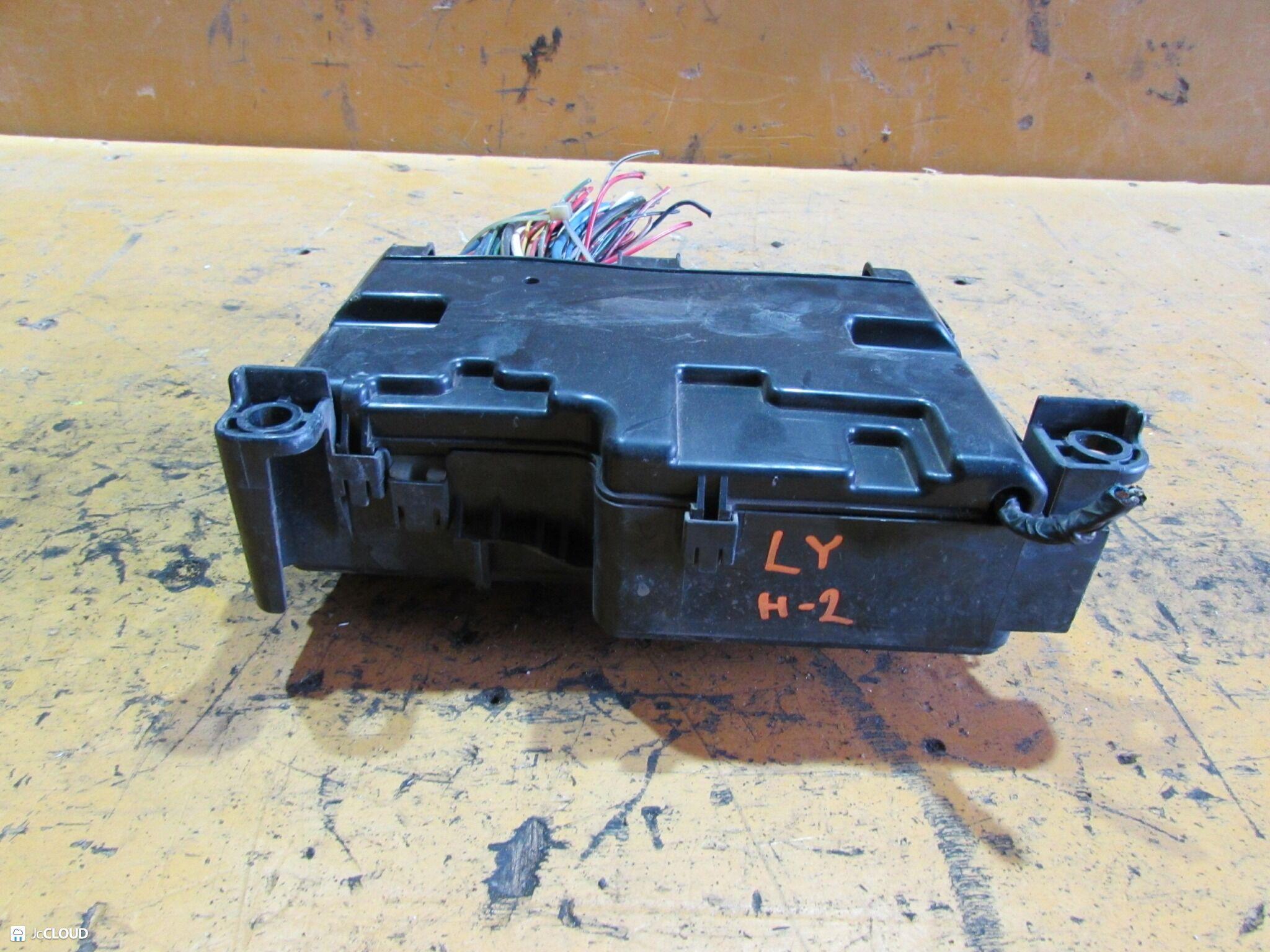 Блок предохранителей TOYOTA DYNA, HIACE, TOYOACE LY101, LY102, LY111, LY112, LY121, LY131, LY132, LY151, LY152, LY161, LY162 3L, 5L 82141-37211 3 ракурс