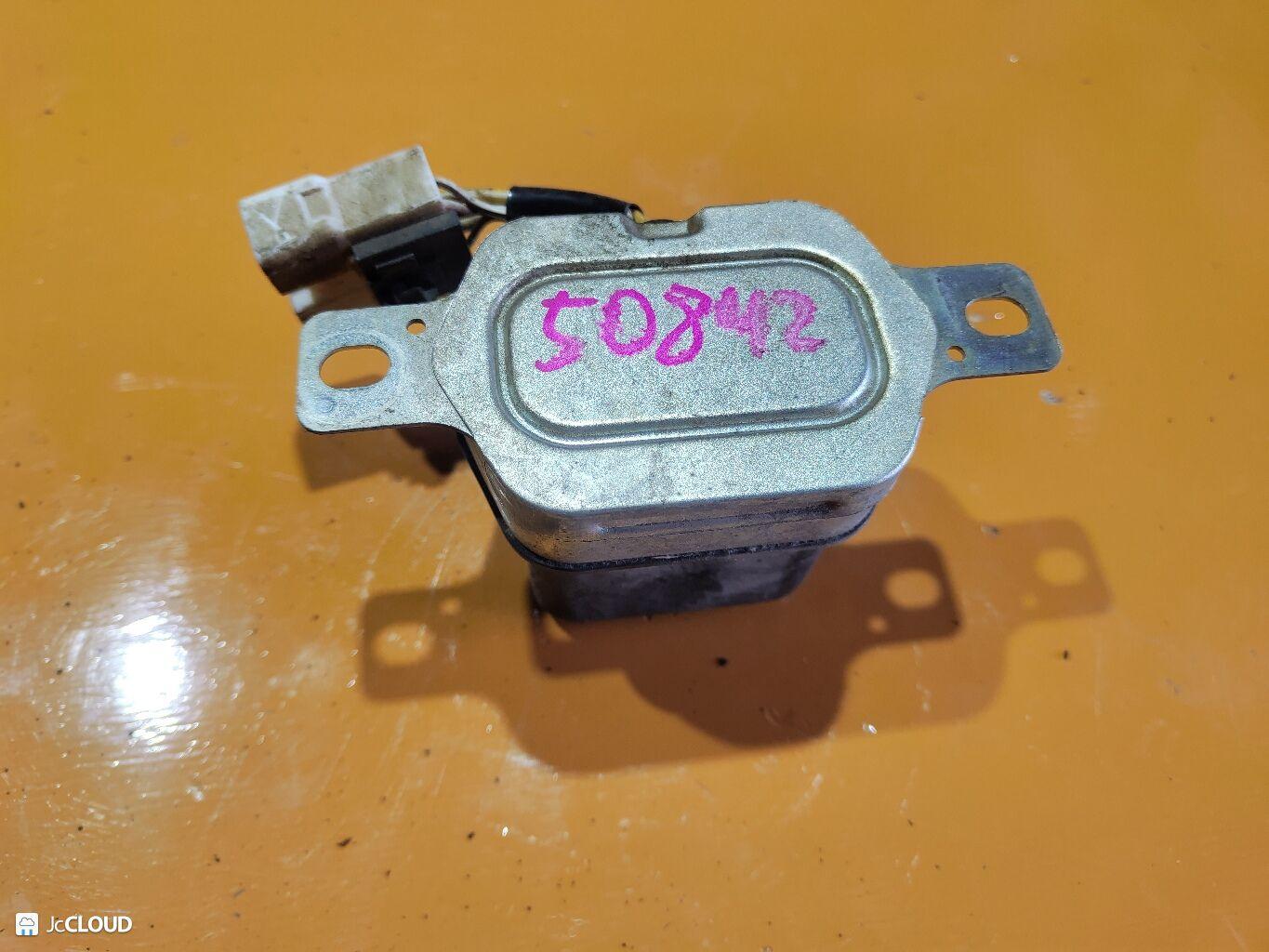 Реле генератора TOYOTA DYNA, HIACE, TOYOACE LY101, LY111, LY121, LY131, LY151, LY161, LY201, LY211, LY212 2L, 3L, 5L 27700-54070 3 ракурс
