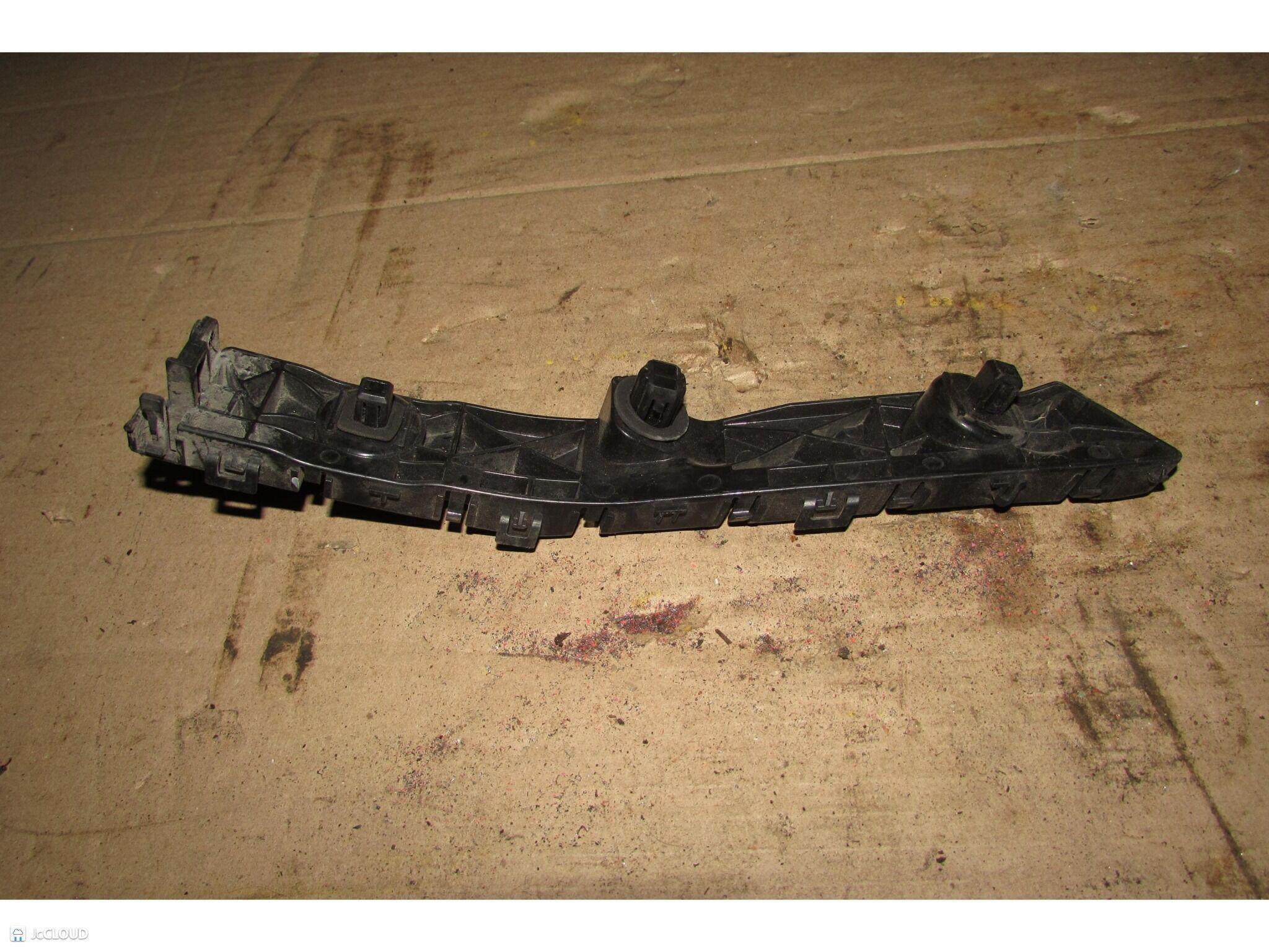 Крепление крыла левое заднее NISSAN NOTE E12 - 852213VA0A 3 ракурс