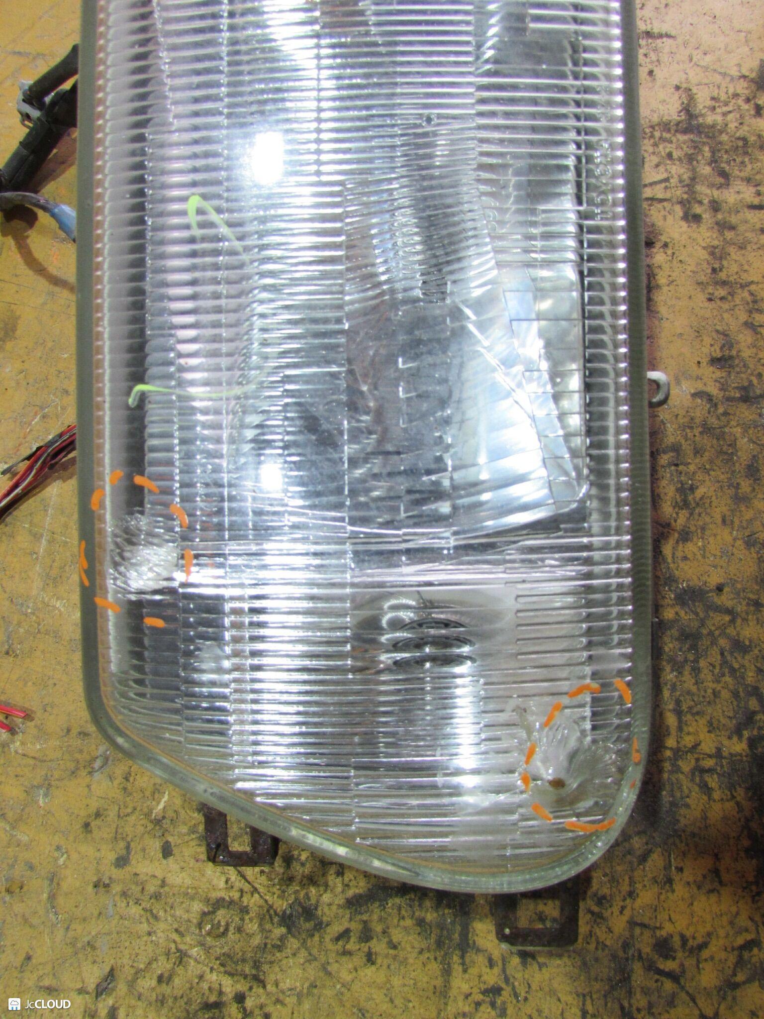 Фара левая передняя TOYOTA DYNA, HIACE, TOYOACE BU100, BU101, BU102, BU105, BU107, BU162, BU172, BU182, BU202, BU211, BU212, LY100, LY101, LY102, LY111, LY112, LY121, LY131, LY132, LY151, LY152, LY161, LY162 37-2 3 ракурс