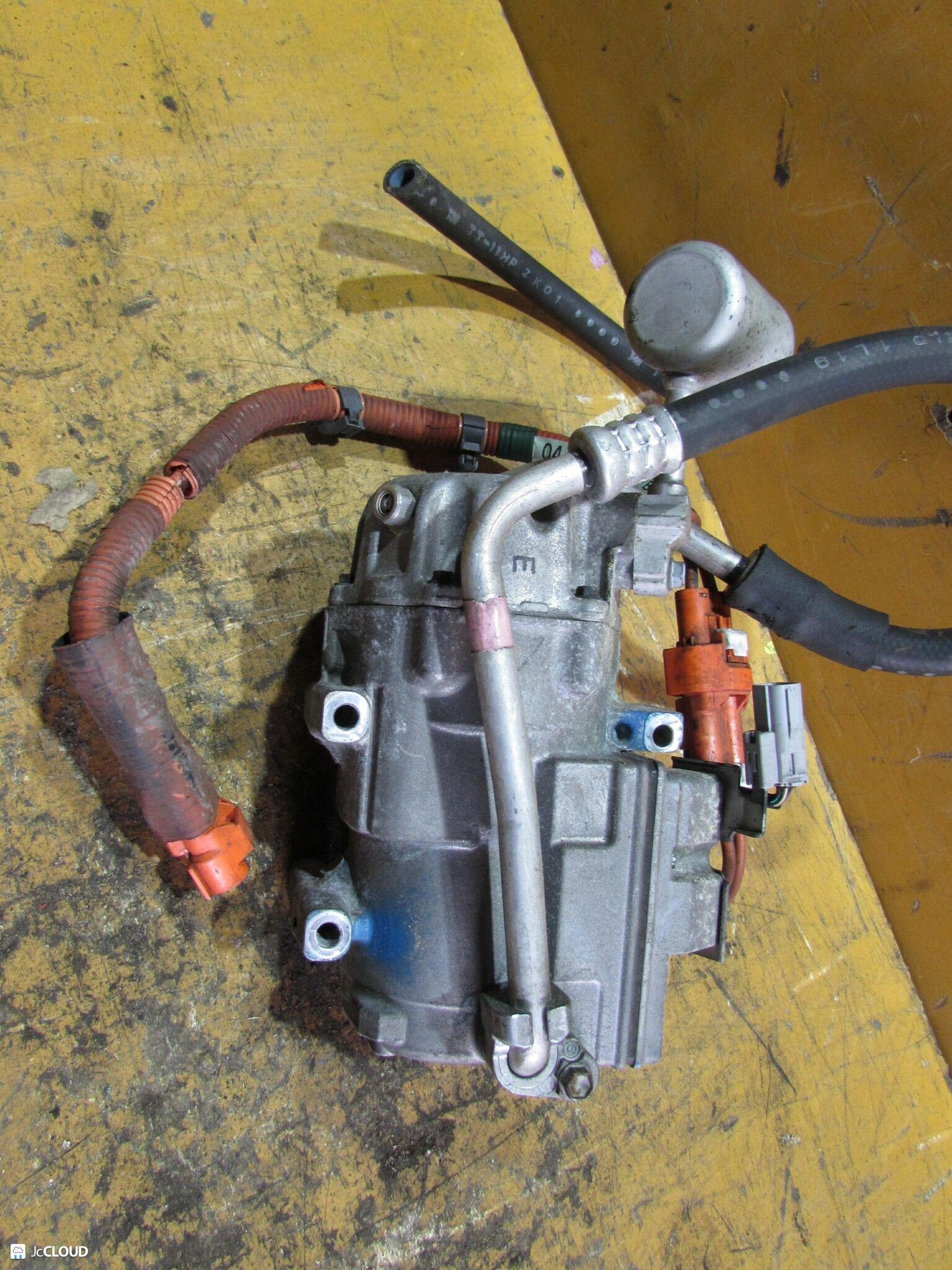 Компрессор кондиционера LEXUS LS600H UVF45, UVF46 2URFSE 0422000103 4 ракурс Компрессор кондиционера LEXUS LS600H UVF45, UVF46 2URFSE 0422000103 4 ракурс