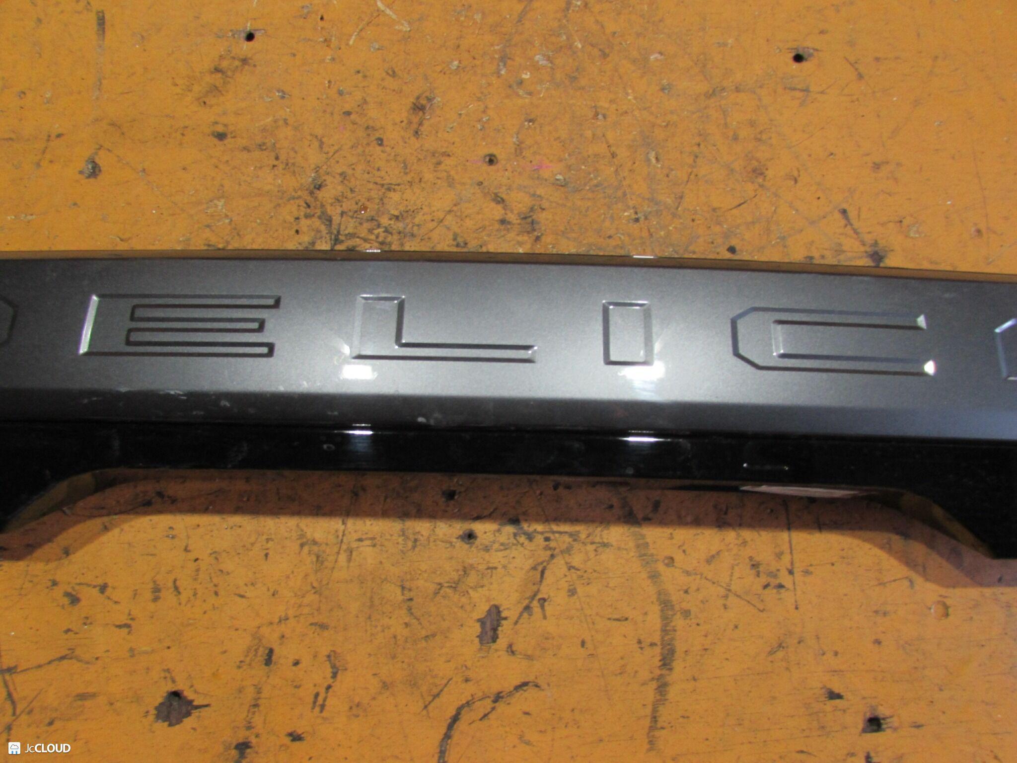 Накладка 5-й двери задняя MITSUBISHI DELICA, DELICA MINI B35A, B38A, B34A, B37A BR06 90810-7NL0A 3 ракурс