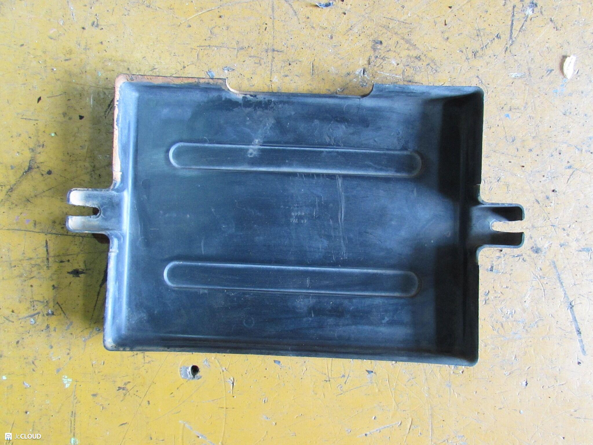 Кожух аккумулятора NISSAN, TOYOTA, MAZDA, ISUZU, HINO, MITSUBISHI ATLAS, DYNA, TITAN, ELF, CANTER NKR66, NPR75, NKR81, AKR81, NPR81, P8F23, H2F23, H4F23, R8F23, FE70, FD501B, FD50AB, FE82DG, FE82EE, XZU306, XZU307, XZU308, XZU320, XZU330, XZU337, XZU