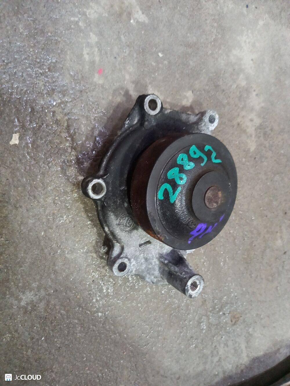 Помпа водяная MITSUBISHI CANTER, FUSO FE82, FE63 4M50 3 ракурс