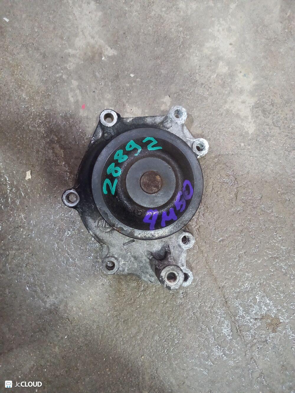 Помпа водяная MITSUBISHI CANTER, FUSO FE82, FE63 4M50 4 ракурс