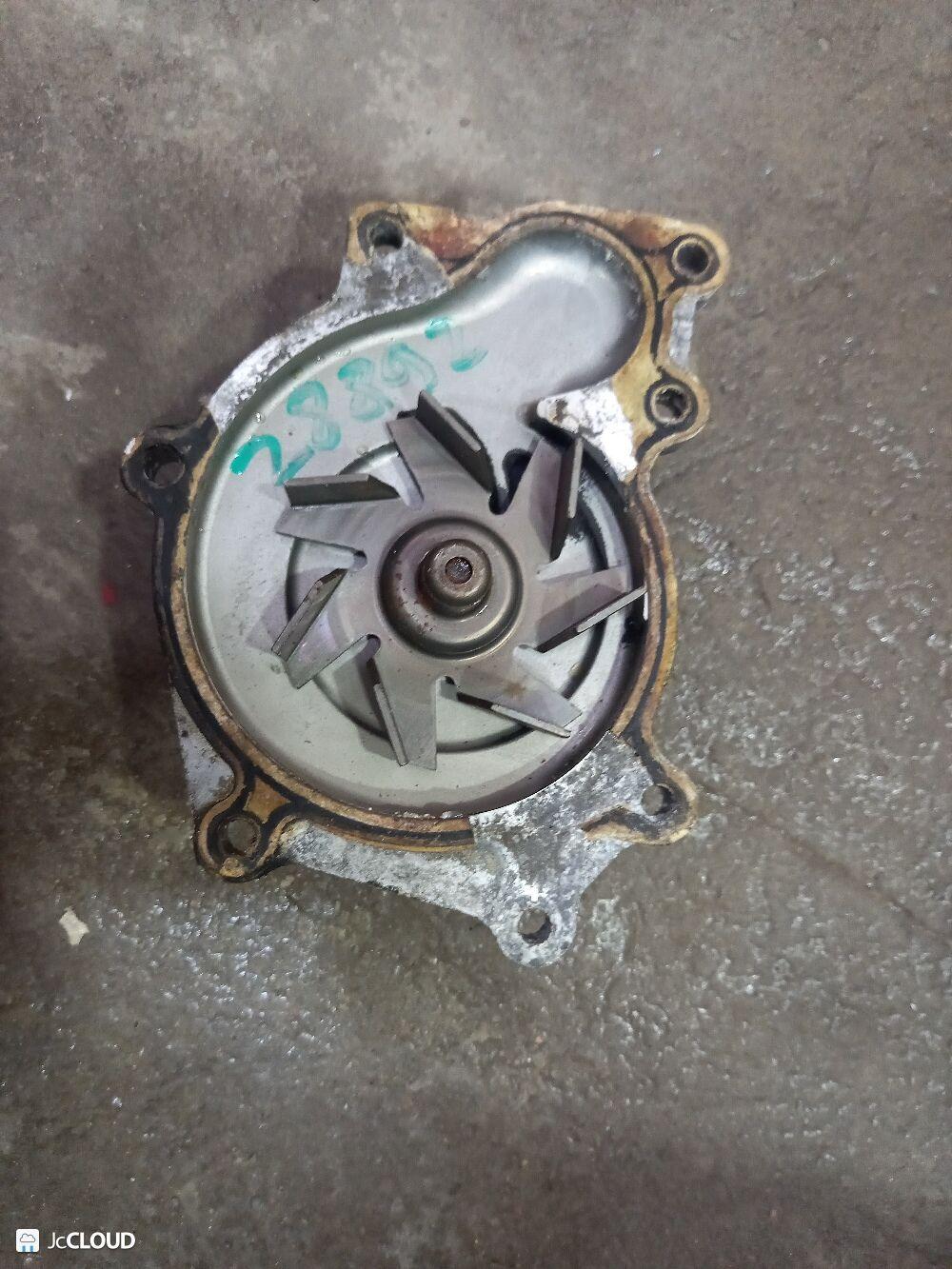 Помпа водяная MITSUBISHI CANTER, FUSO FE82, FE63 4M50 5 ракурс