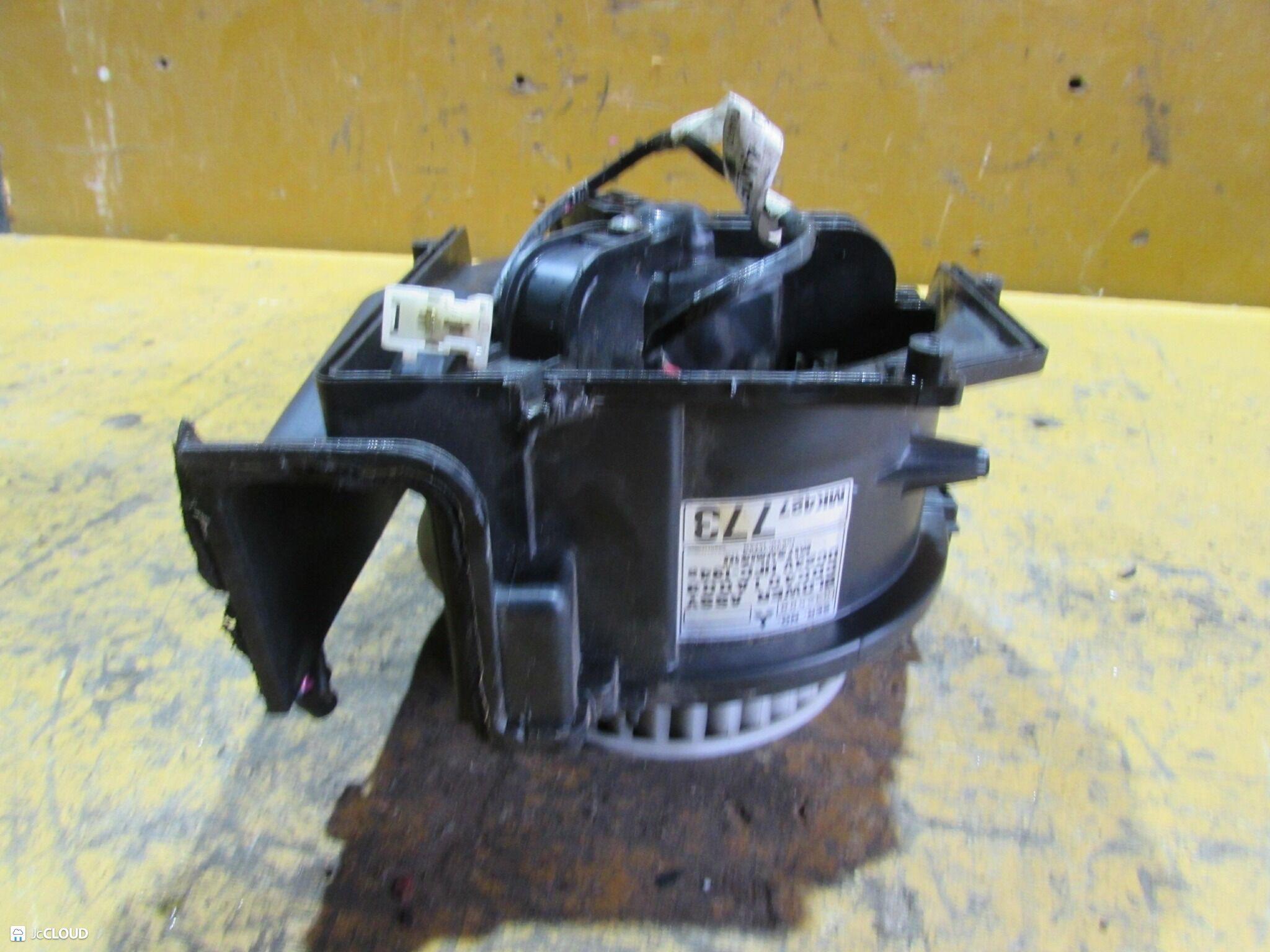 Мотор печки MITSUBISHI CANTER, FUSO FE72, FG72D, FE72DEV, FE70EB, FE71CBD 4M51, 4M50 MK427773 3 ракурс Мотор печки MITSUBISHI CANTER, FUSO FE72, FG72D, FE72DEV, FE70EB, FE71CBD 4M51, 4M50 MK427773 3 ракурс