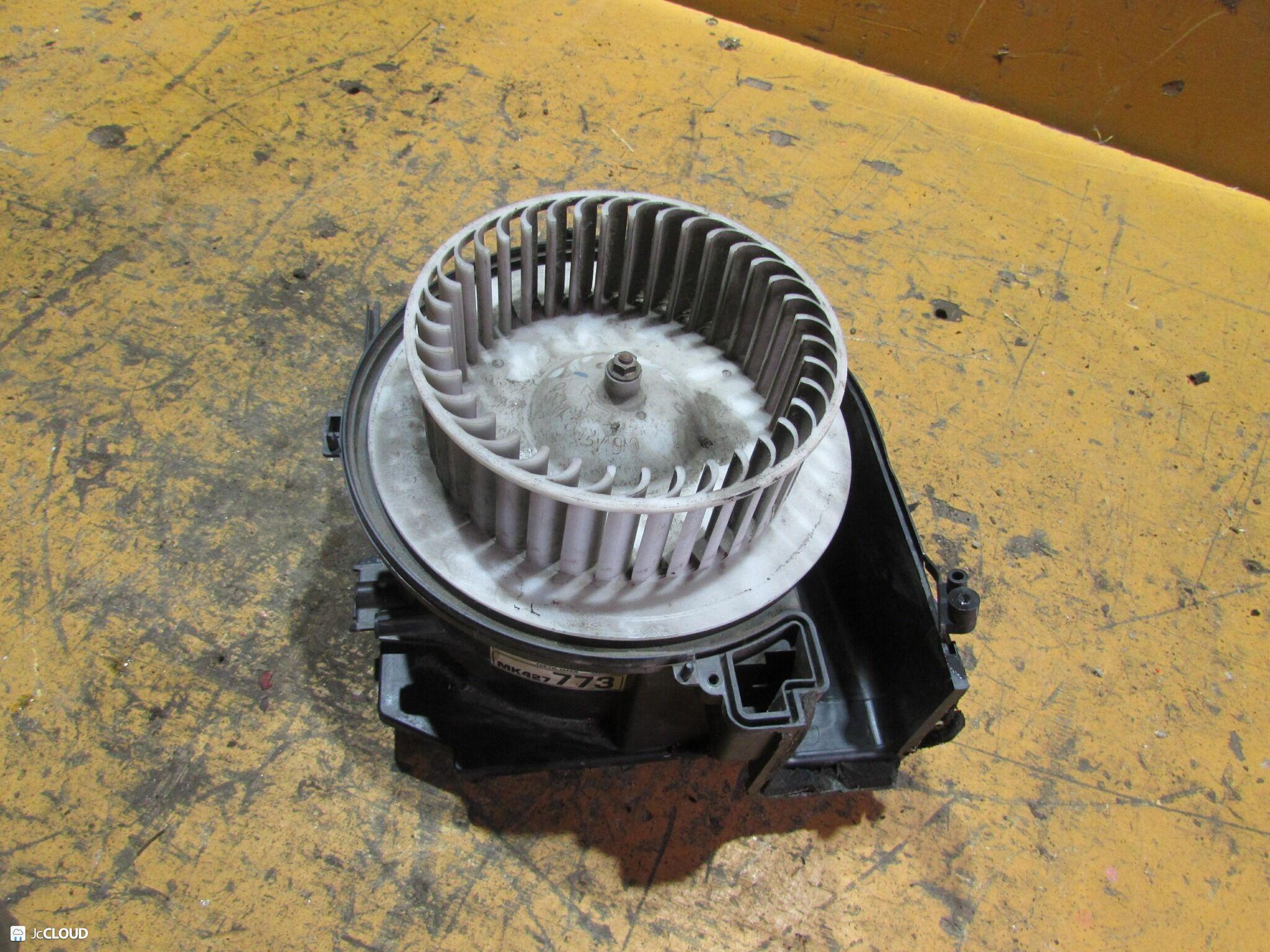 Мотор печки MITSUBISHI CANTER, FUSO FE72, FG72D, FE72DEV, FE70EB, FE71CBD 4M51, 4M50 MK427773 4 ракурс Мотор печки MITSUBISHI CANTER, FUSO FE72, FG72D, FE72DEV, FE70EB, FE71CBD 4M51, 4M50 MK427773 4 ракурс