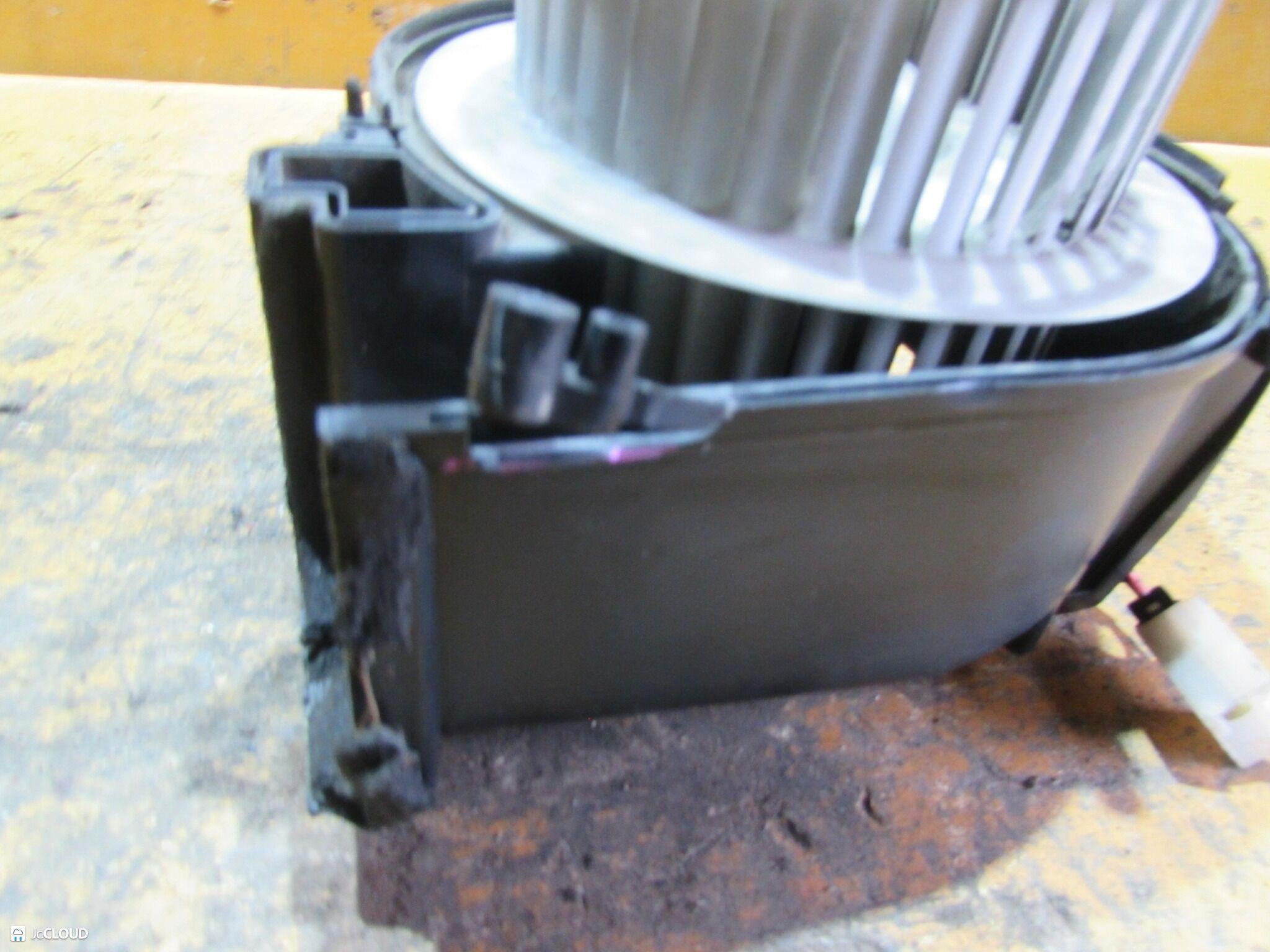 Мотор печки MITSUBISHI CANTER, FUSO FE72, FG72D, FE72DEV, FE70EB, FE71CBD 4M51, 4M50 MK427773 5 ракурс Мотор печки MITSUBISHI CANTER, FUSO FE72, FG72D, FE72DEV, FE70EB, FE71CBD 4M51, 4M50 MK427773 5 ракурс