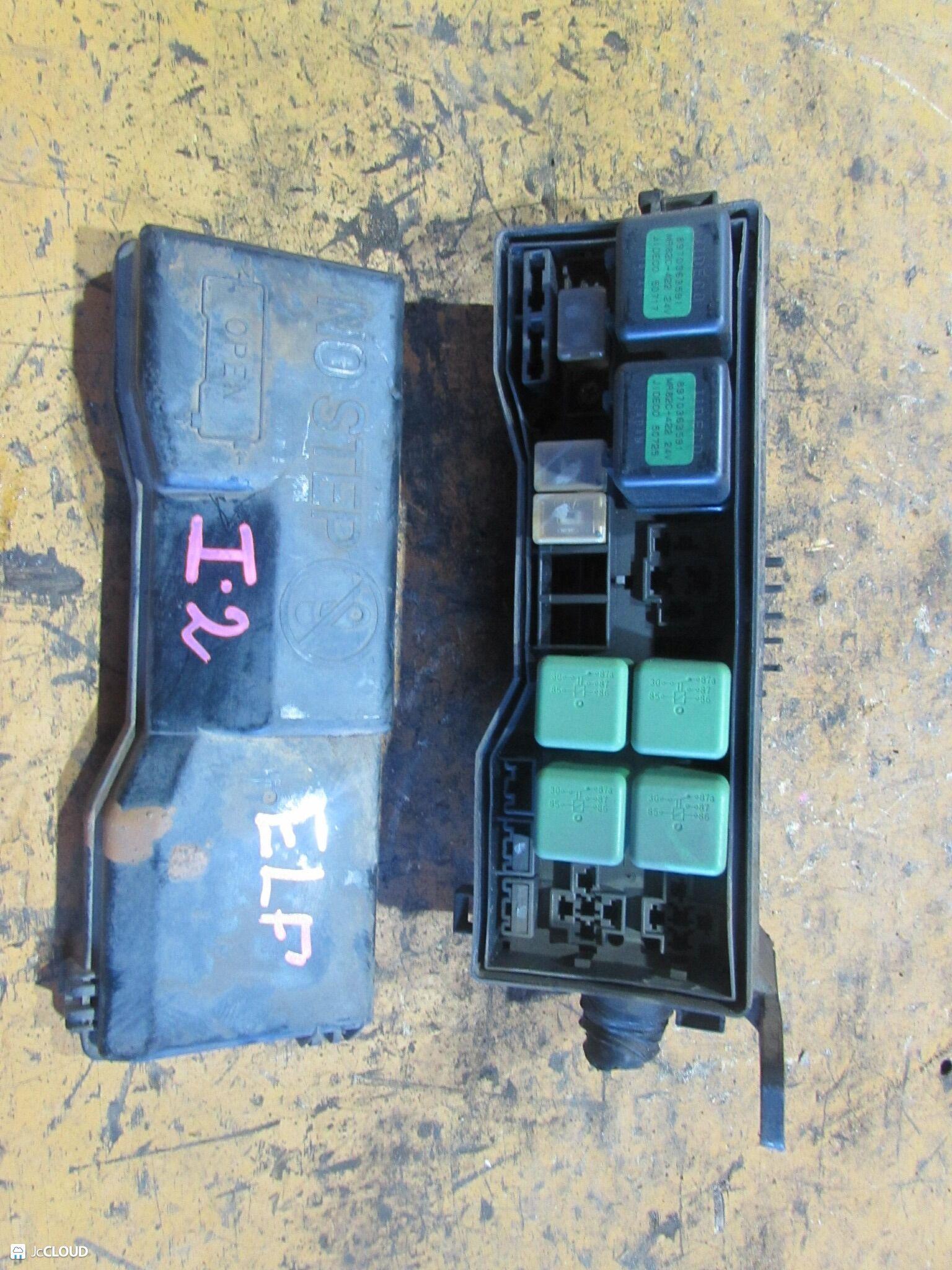 Блок предохранителей ISUZU ELF NKR66E, NHR69, NKR69, NPR66, NHS69 4HF1, 4HG1, 4HL1 ,24V 1 ракурс Блок предохранителей ISUZU ELF NKR66E, NHR69, NKR69, NPR66, NHS69 4HF1, 4HG1, 4HL1 ,24V 1 ракурс