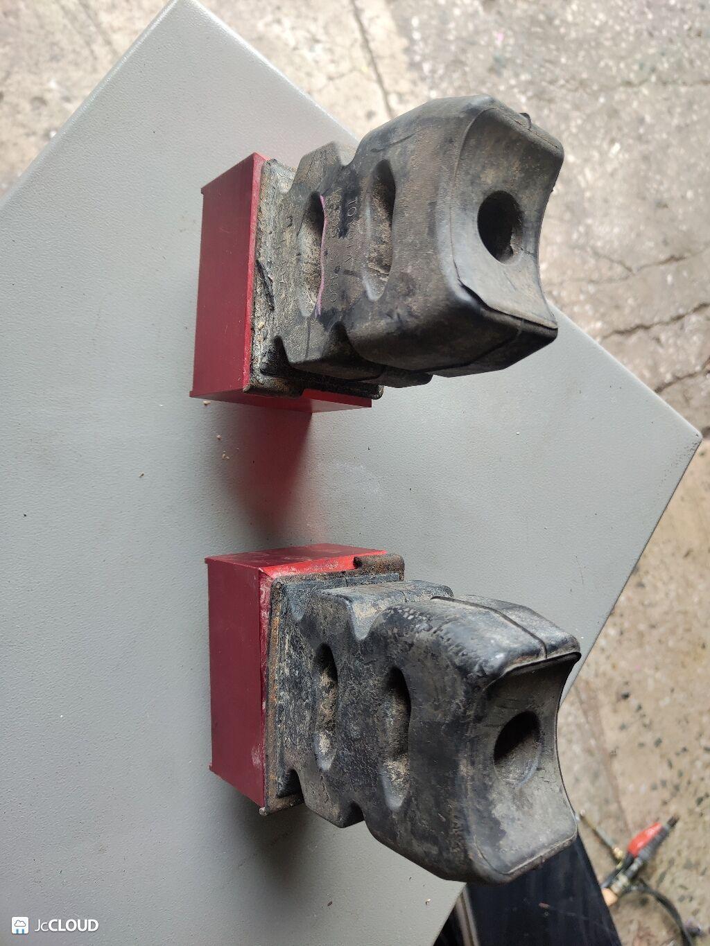 Отбойник правый задний TOYOTA LAND CRUISER PRADO, HILUX SURF KZJ90, KZJ95, RZJ95, VZJ90, VZJ95, KZJ90W, KZJ95W, RZJ90, RZJ90W, RZJ95W, VZJ90W, VZJ95W, RZN185, VZN185, KZN185, KZN185G, KZN185W, RZN185W, VZN185W 3RZFE, 5VZFE, 1KZTE, 3RZF PARA 3 ракурс