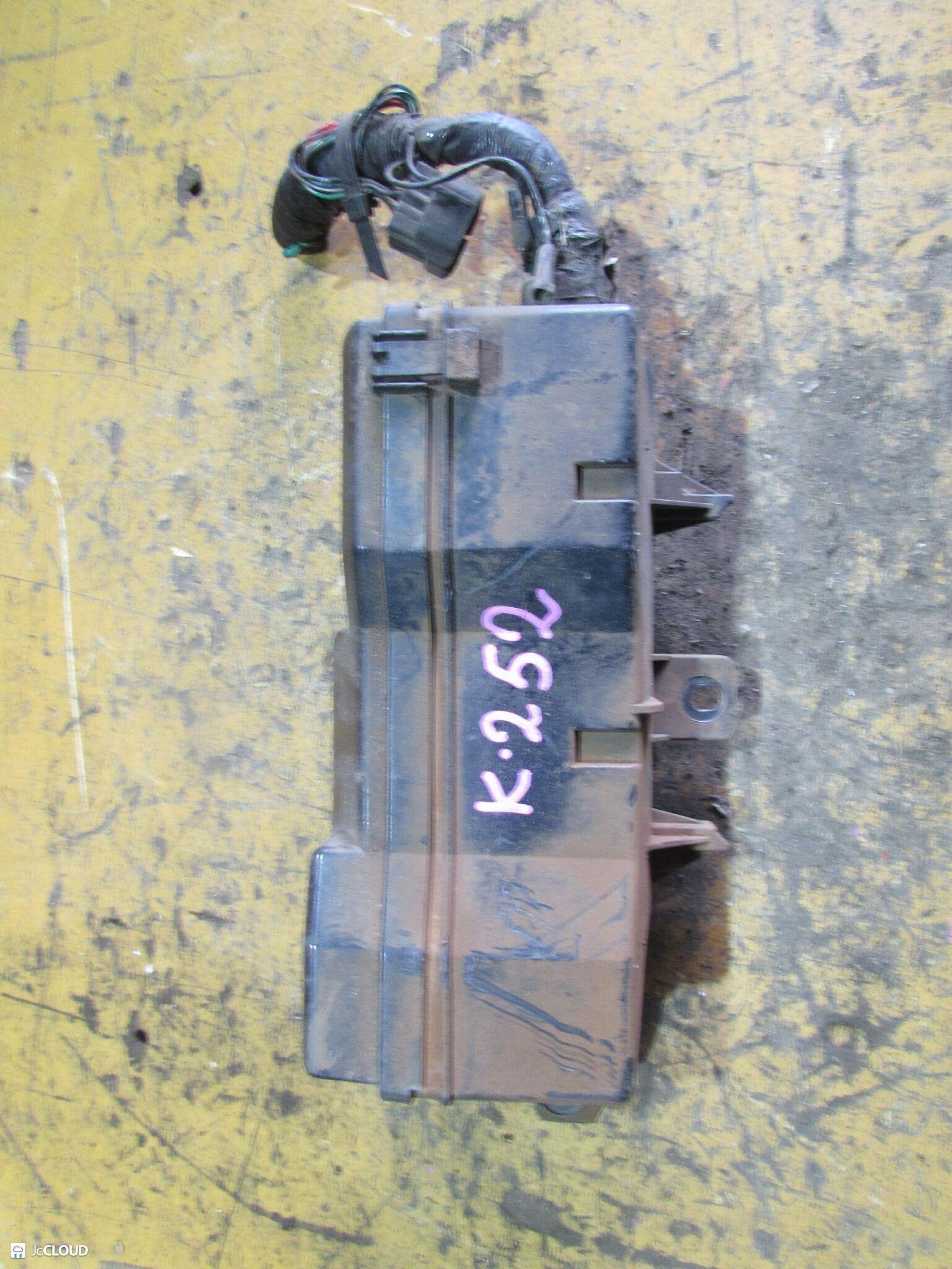 Блок предохранителей ISUZU ELF NKR66E, NHR69, NKR69, NPR66, NHS69 4HF1, 4HG1, 4HL1 ,24V 1 ракурс Блок предохранителей ISUZU ELF NKR66E, NHR69, NKR69, NPR66, NHS69 4HF1, 4HG1, 4HL1 ,24V 1 ракурс