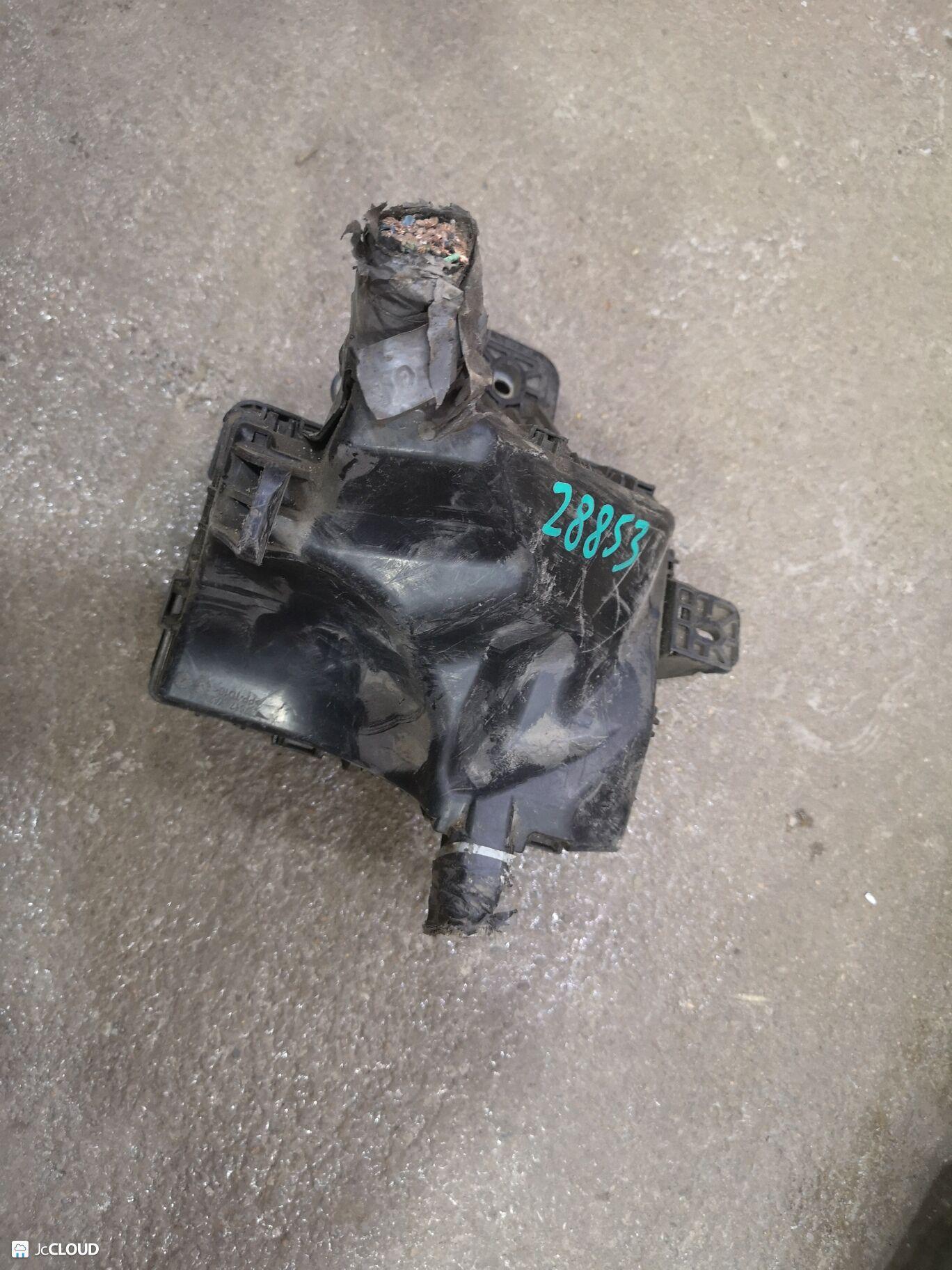 Блок предохранителей TOYOTA COROLLA FIELDER NKE165 1NZFXE 3 ракурс