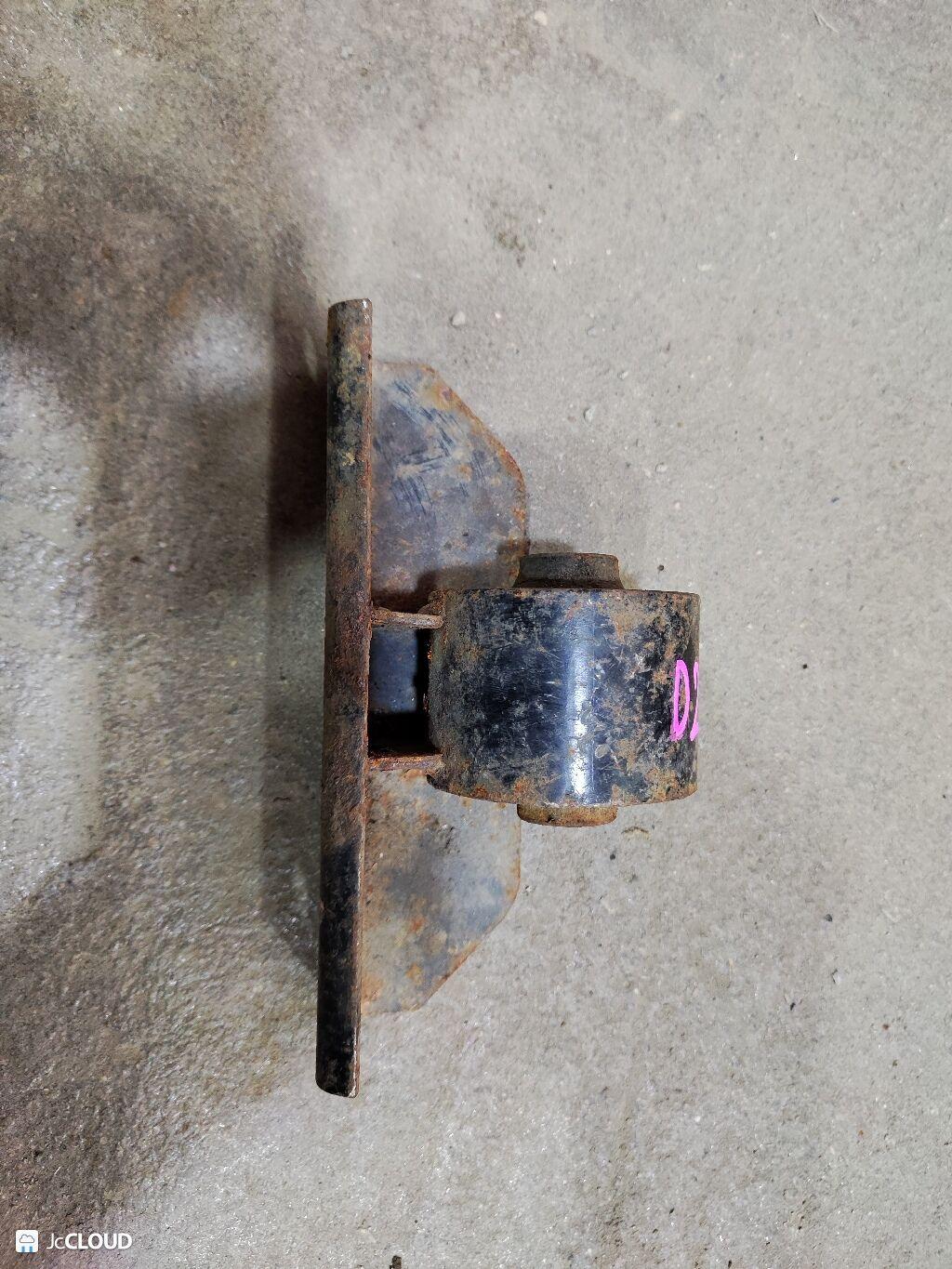 Подушка редуктора NISSAN DATSUN RMD22, FMD22 QD32, KA24DE, KA24E 547102S700 1 ракурс