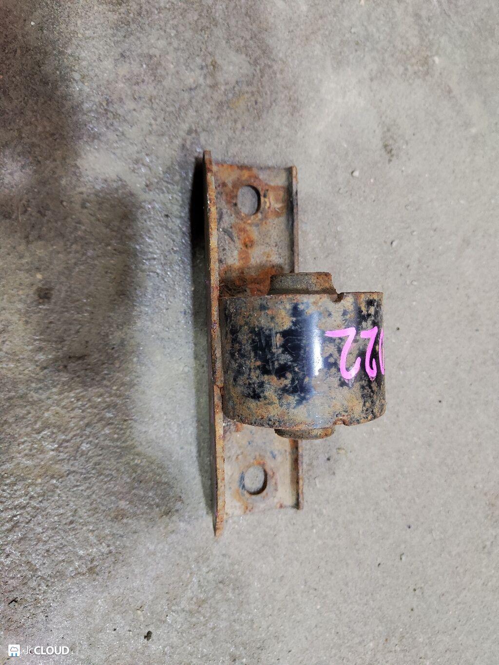 Подушка редуктора NISSAN DATSUN RMD22, FMD22 QD32, KA24DE, KA24E 547102S700 2 ракурс