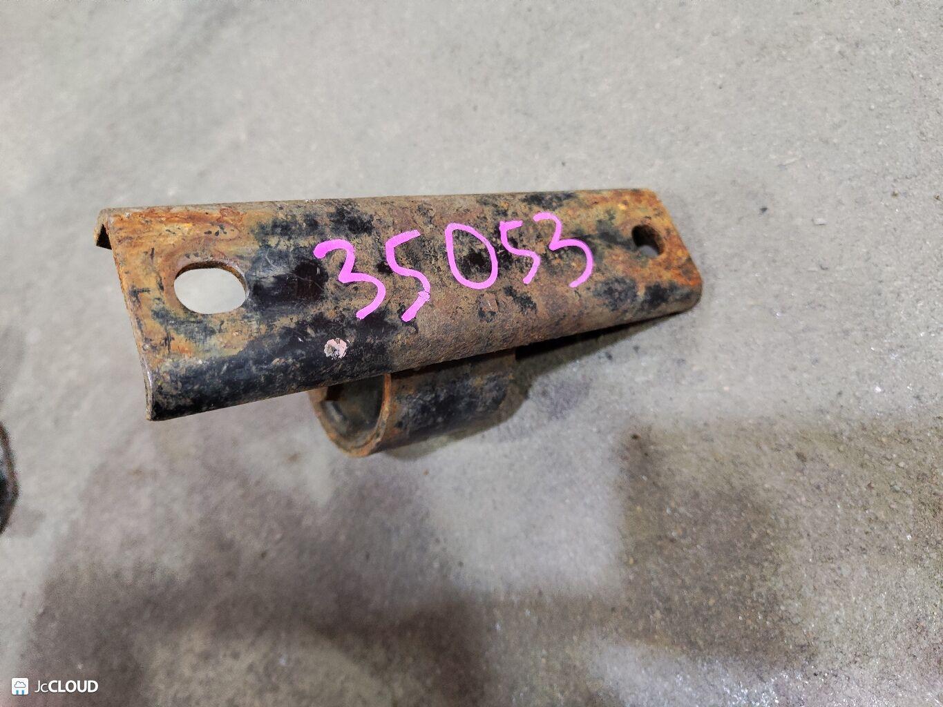 Подушка редуктора NISSAN DATSUN RMD22, FMD22 QD32, KA24DE, KA24E 547102S700 3 ракурс