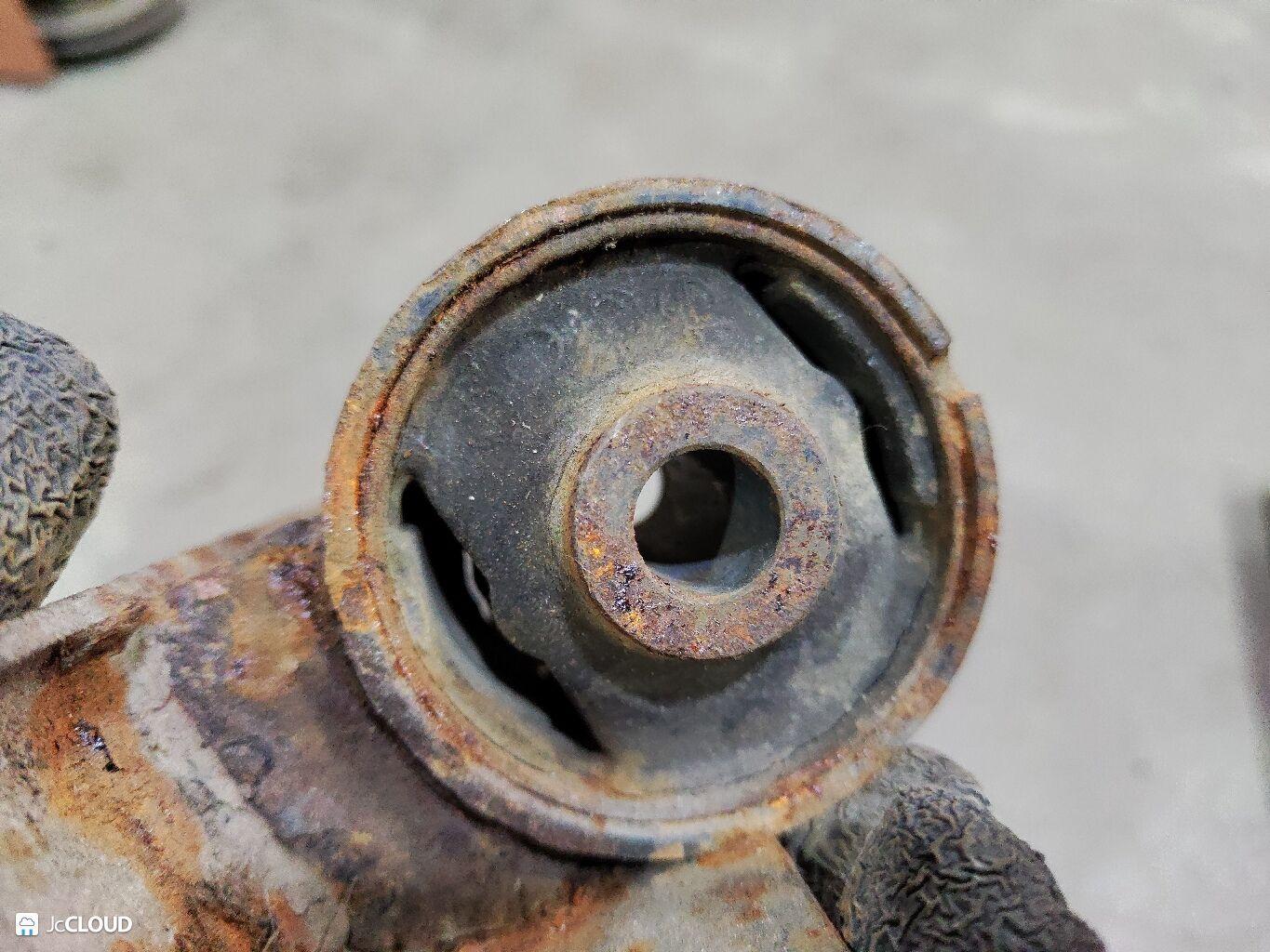Подушка редуктора NISSAN DATSUN RMD22, FMD22 QD32, KA24DE, KA24E 547102S700 4 ракурс