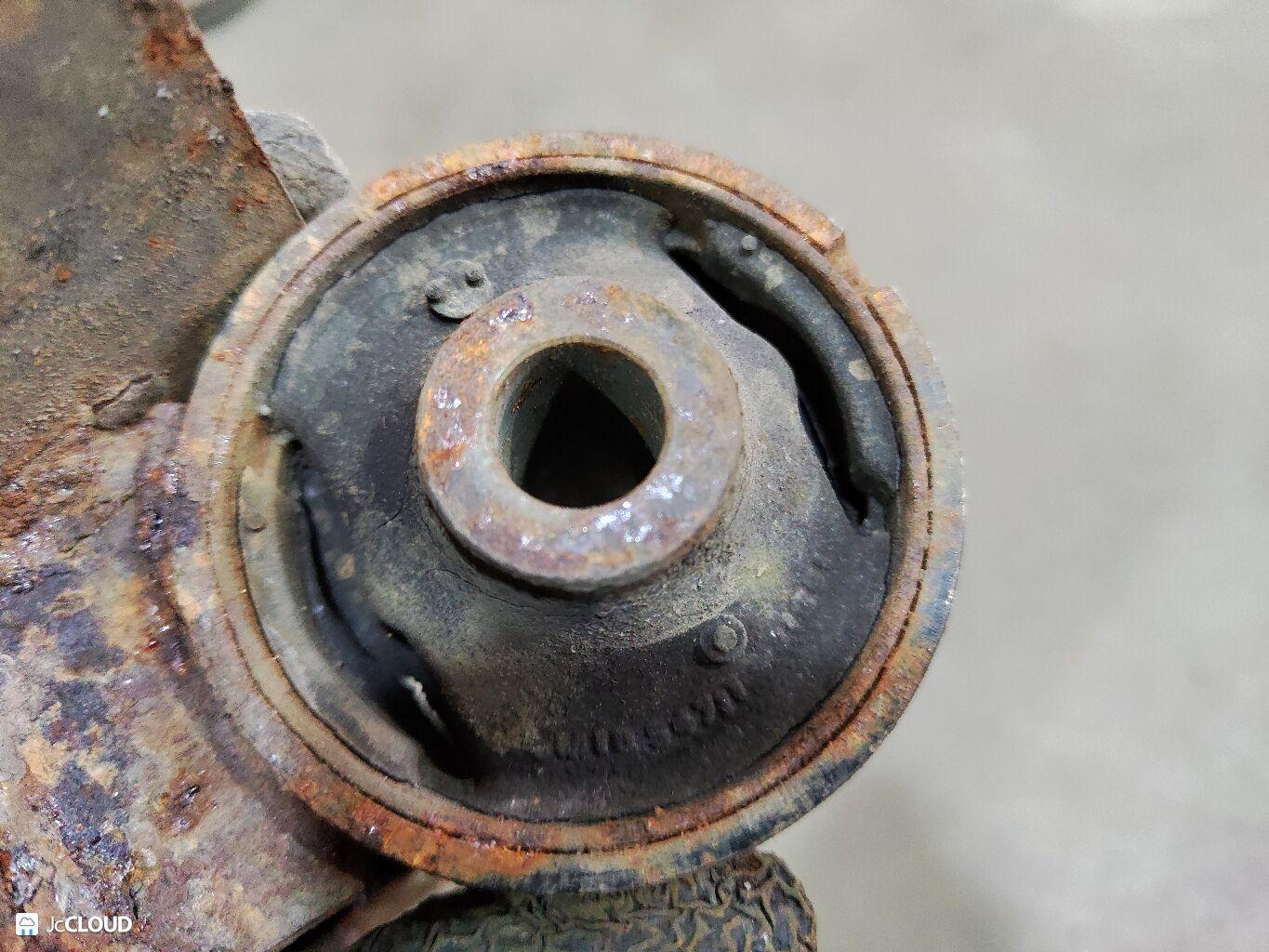 Подушка редуктора NISSAN DATSUN RMD22, FMD22 QD32, KA24DE, KA24E 547102S700 5 ракурс
