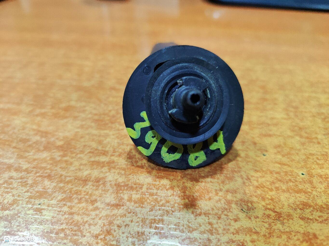 Форсунка омывателя левая передняя NISSAN ATLAS M2F23, M4F23, M6F23, N2F23, N4F23, N6F23, P2F23, P8F23, P4F23, R4F23, R8F23 QD32, TD27, TD25, TD23 289320T003 3 ракурс