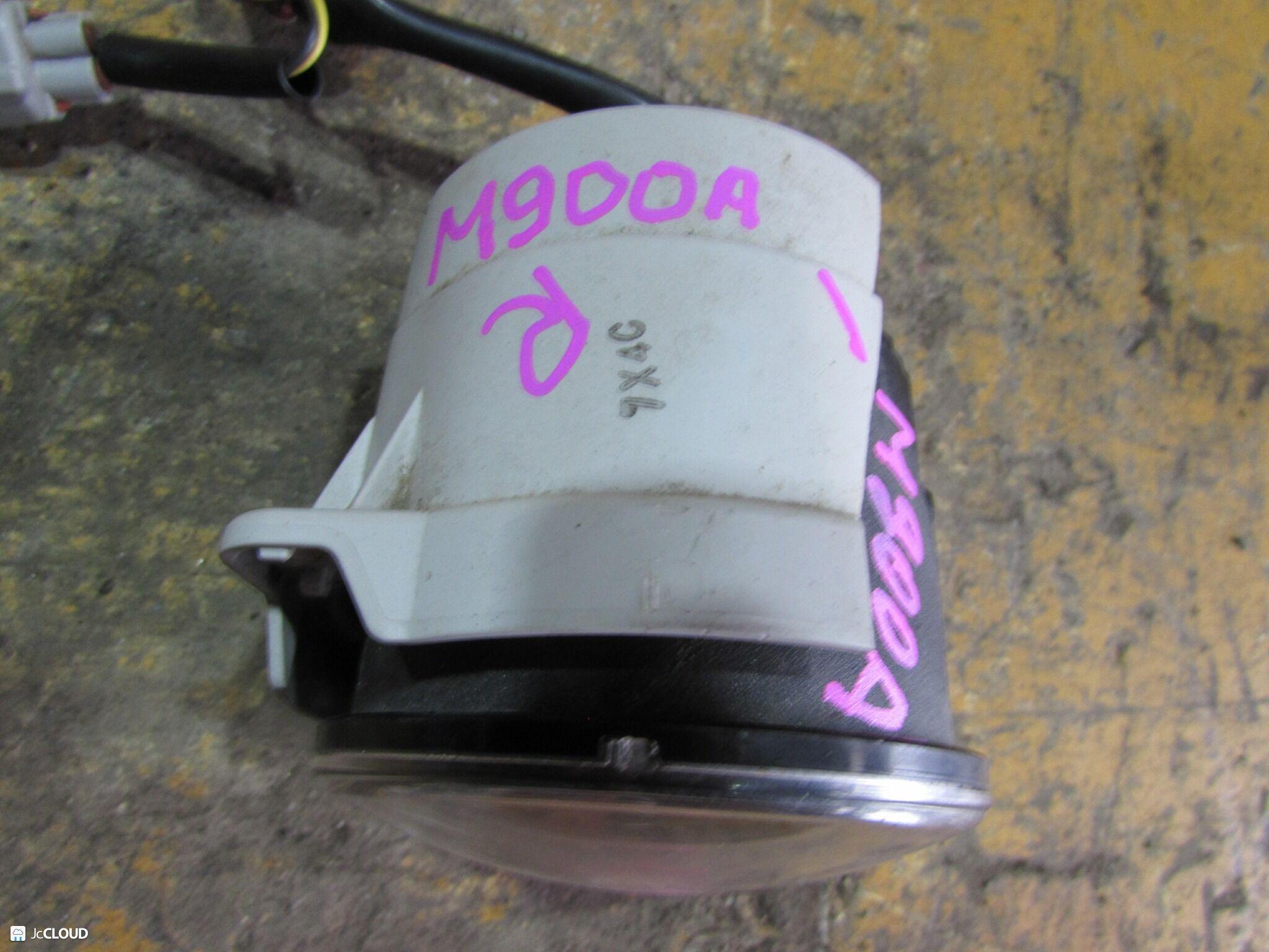 Туманка правая передняя TOYOTA TANK M900A, M910A 3 ракурс