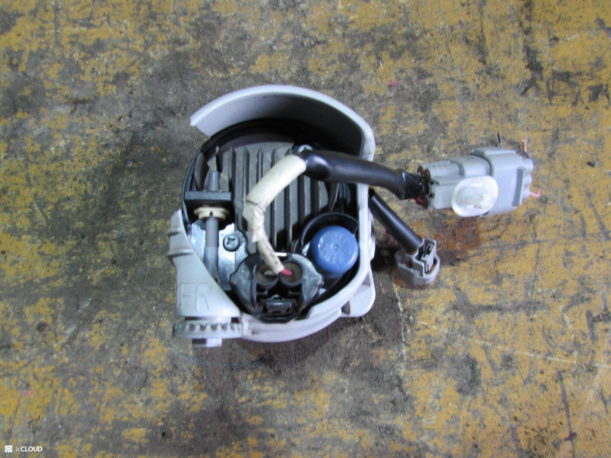 Туманка правая передняя TOYOTA TANK M900A, M910A 4 ракурс