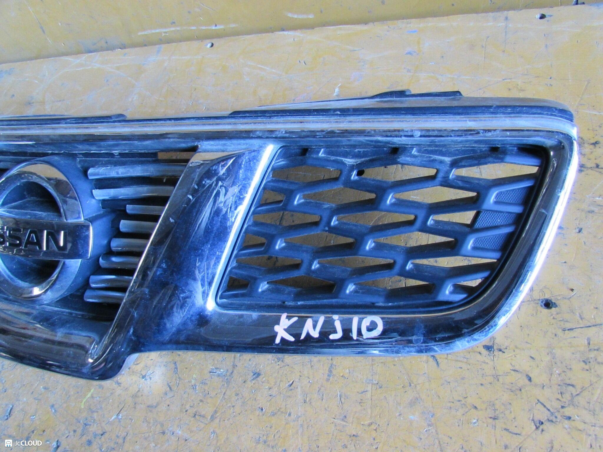 Решетка радиатора передняя NISSAN DUALIS J10, KJ10, KNJ10, NJ10 MR20DE 62310-3ZA0A 2 ракурс