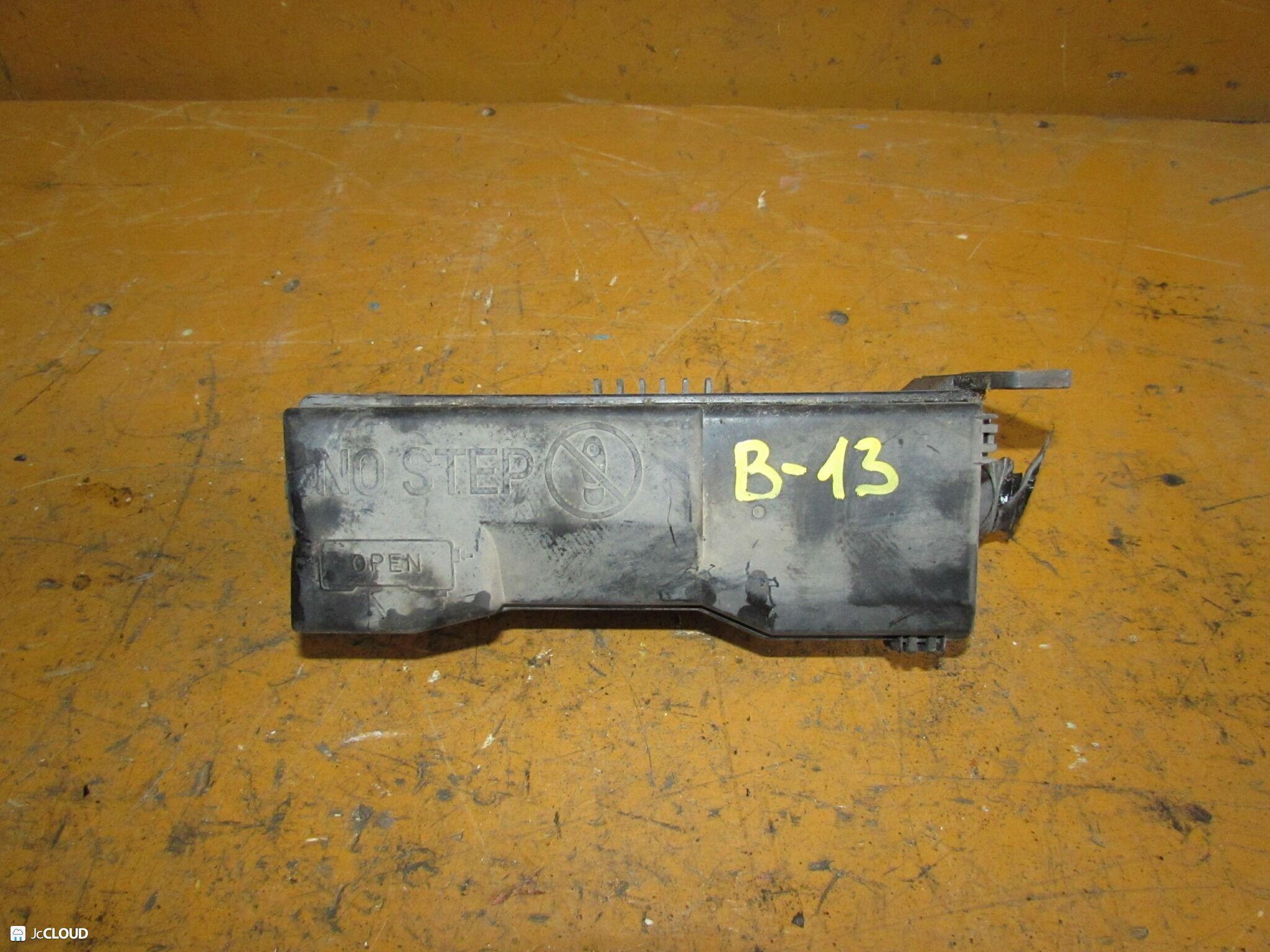 Блок предохранителей ISUZU ELF NKR66E, NHR69, NKR69, NPR66, NHS69 4HF1, 4HG1, 4HL1 ,24V 1 ракурс Блок предохранителей ISUZU ELF NKR66E, NHR69, NKR69, NPR66, NHS69 4HF1, 4HG1, 4HL1 ,24V 1 ракурс