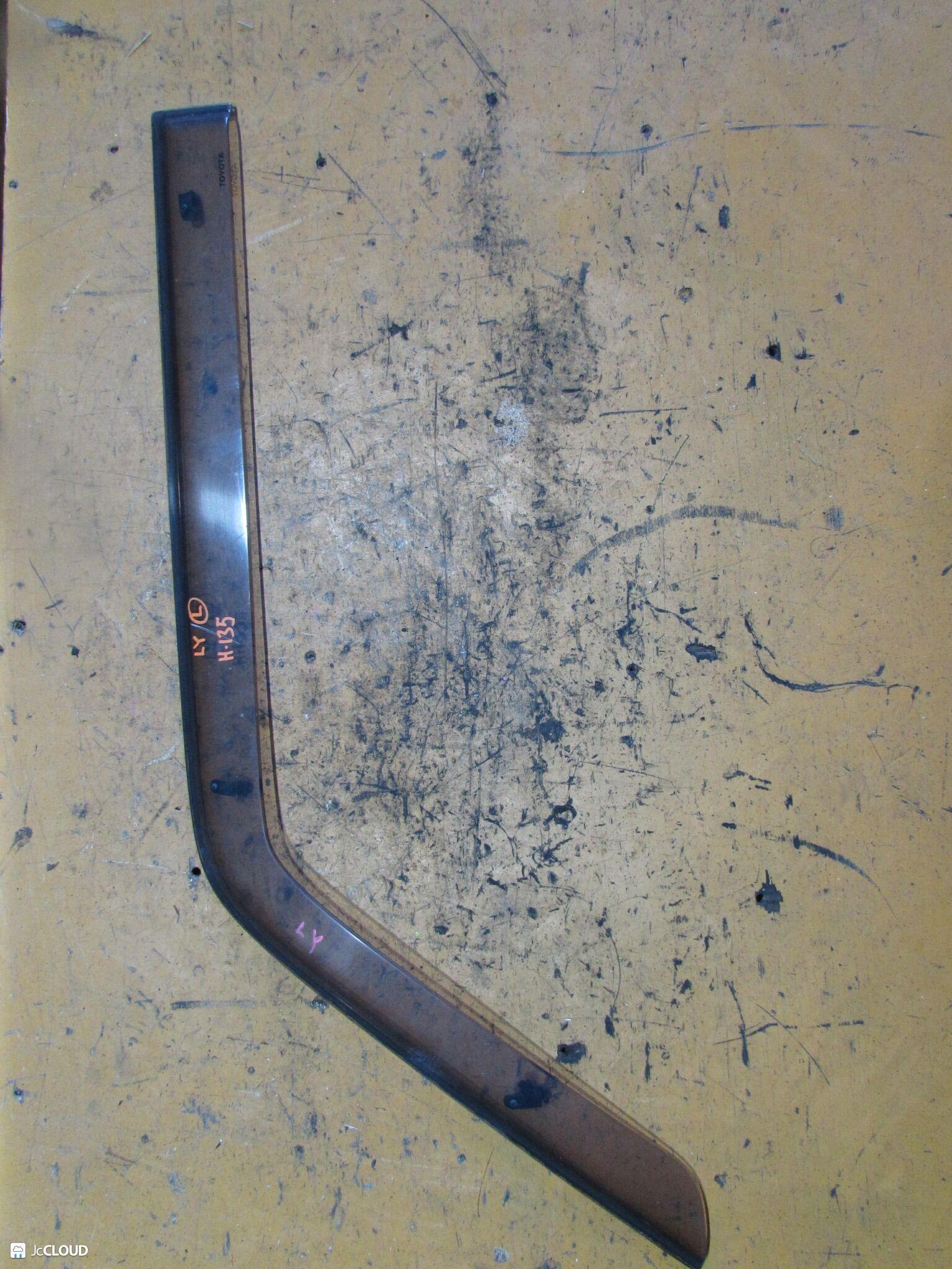 Ветровик левый передний TOYOTA DYNA, HIACE, TOYOACE BU100, BU101, BU102, BU105, BU107, BU162, BU172, BU182, BU202, BU211, BU212, LY100, LY101, LY102, LY111, LY112, LY121, LY131, LY132, LY151, LY152, LY161, LY162 11B, 13B, 14B, 2L, 3L, 5L 1 ракурс