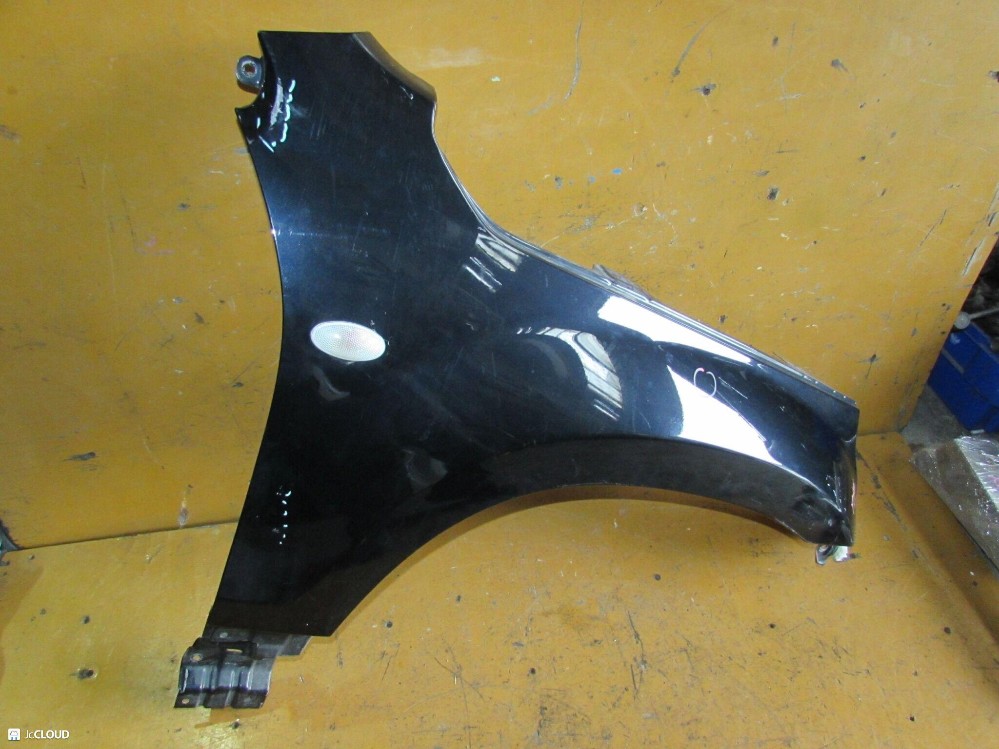 Крыло правое переднее SUZUKI ESCUDO TA74W, TD54W, TD94W, TDA4W, TDB4W M16A, J20A, H27A, J24B, N32A 3 ракурс