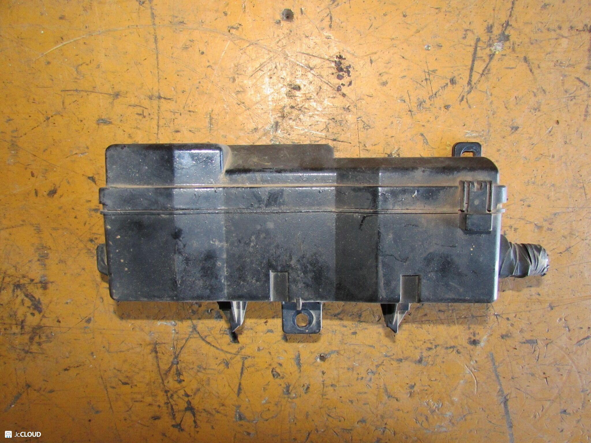 Блок предохранителей ISUZU ELF NKR66E, NHR69, NKR69, NPR66, NHS69 4HF1, 4HG1, 4HL1 ,24V 1 ракурс Блок предохранителей ISUZU ELF NKR66E, NHR69, NKR69, NPR66, NHS69 4HF1, 4HG1, 4HL1 ,24V 1 ракурс
