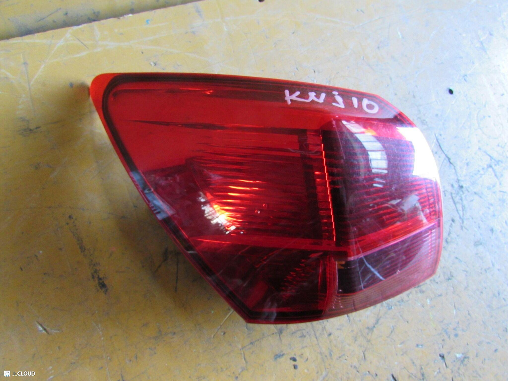 Стоп-сигнал левый задний NISSAN DUALIS J10, KJ10, KNJ10, NJ10 MR20DE 26555JE20A 2 ракурс Стоп-сигнал левый задний NISSAN DUALIS J10, KJ10, KNJ10, NJ10 MR20DE 26555JE20A 2 ракурс