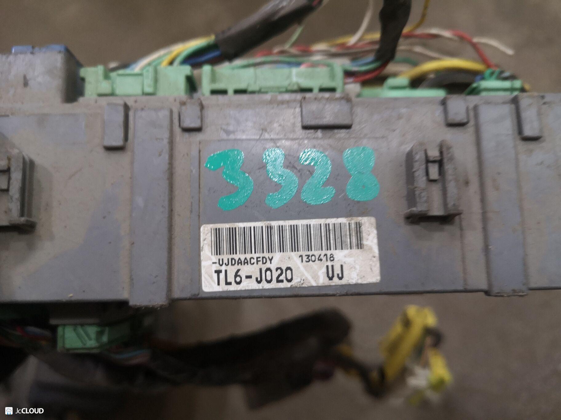 Блок предохранителей HONDA ACCORD CW1, CU1 R20A 38210-TL3-J02 4 ракурс