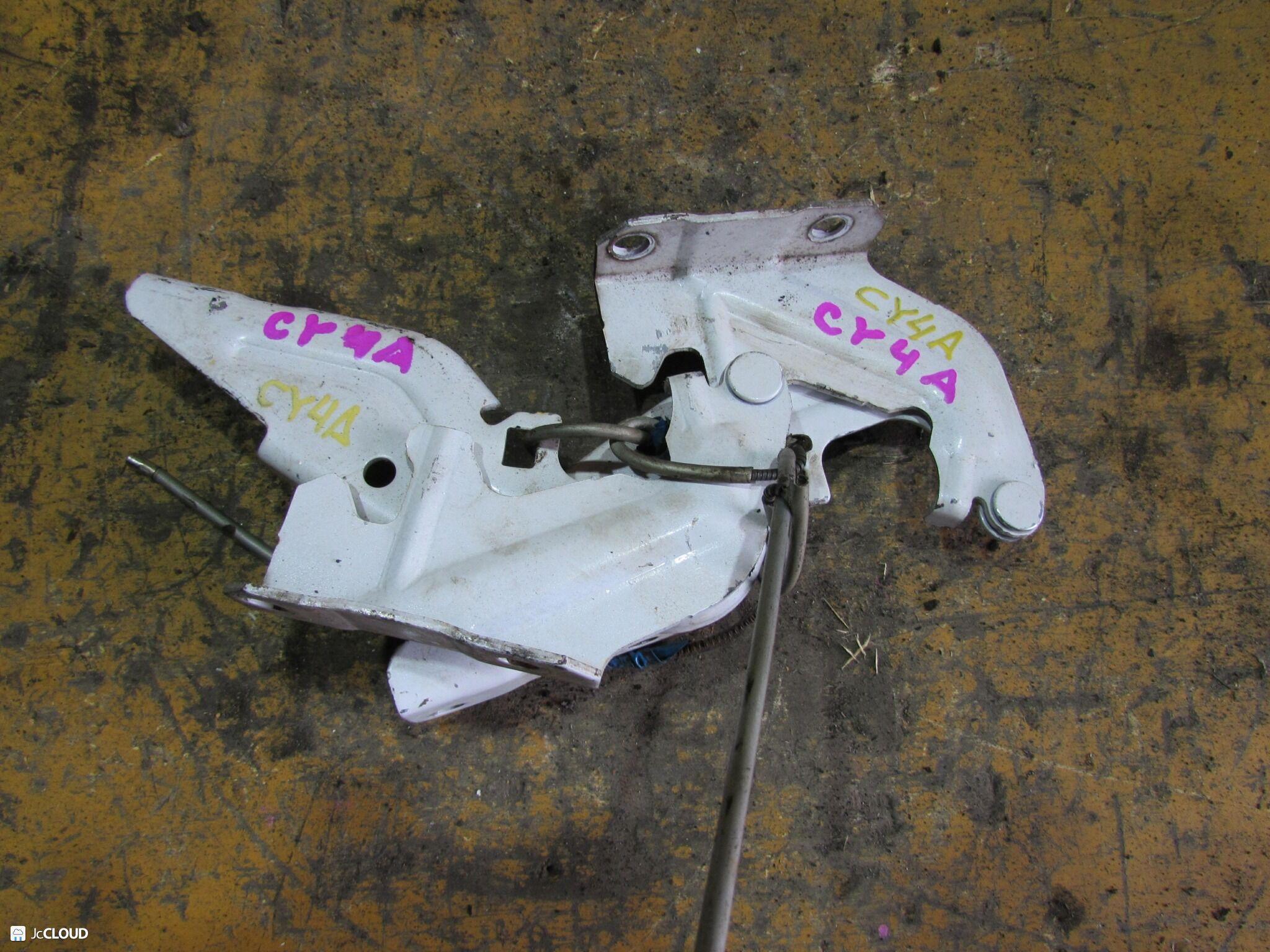 Петля капота MITSUBISHI GALANT FORTIS CY4A, CX3A, CY2A, CY1A, CX1A, CX2A, CY8A, CX8A, CY9A, CX9A, CX5A, CY5A, CX6A, CX4A, CY3A, CY6A 1 ракурс