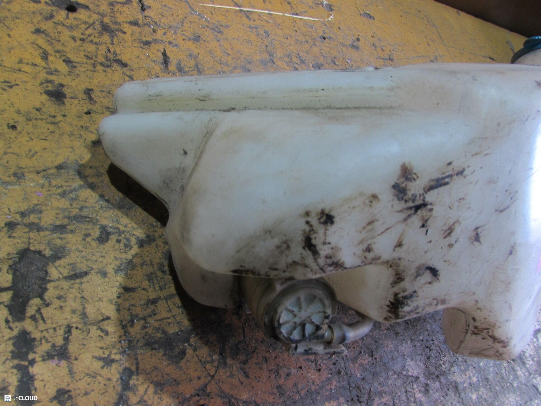Бачок омывателя NISSAN ATLAS F23, H2F23, H41, H4F23, J2F23, K2F23, K4F23, M2F23, M4F23, M6F23, N2F23, N4F23, N6F23, P2F23, P4F23, P6F23, P8F23, R2F23, R4F23, R8F23, G4S41 TD27, KA20, QD32 12V 3 ракурс