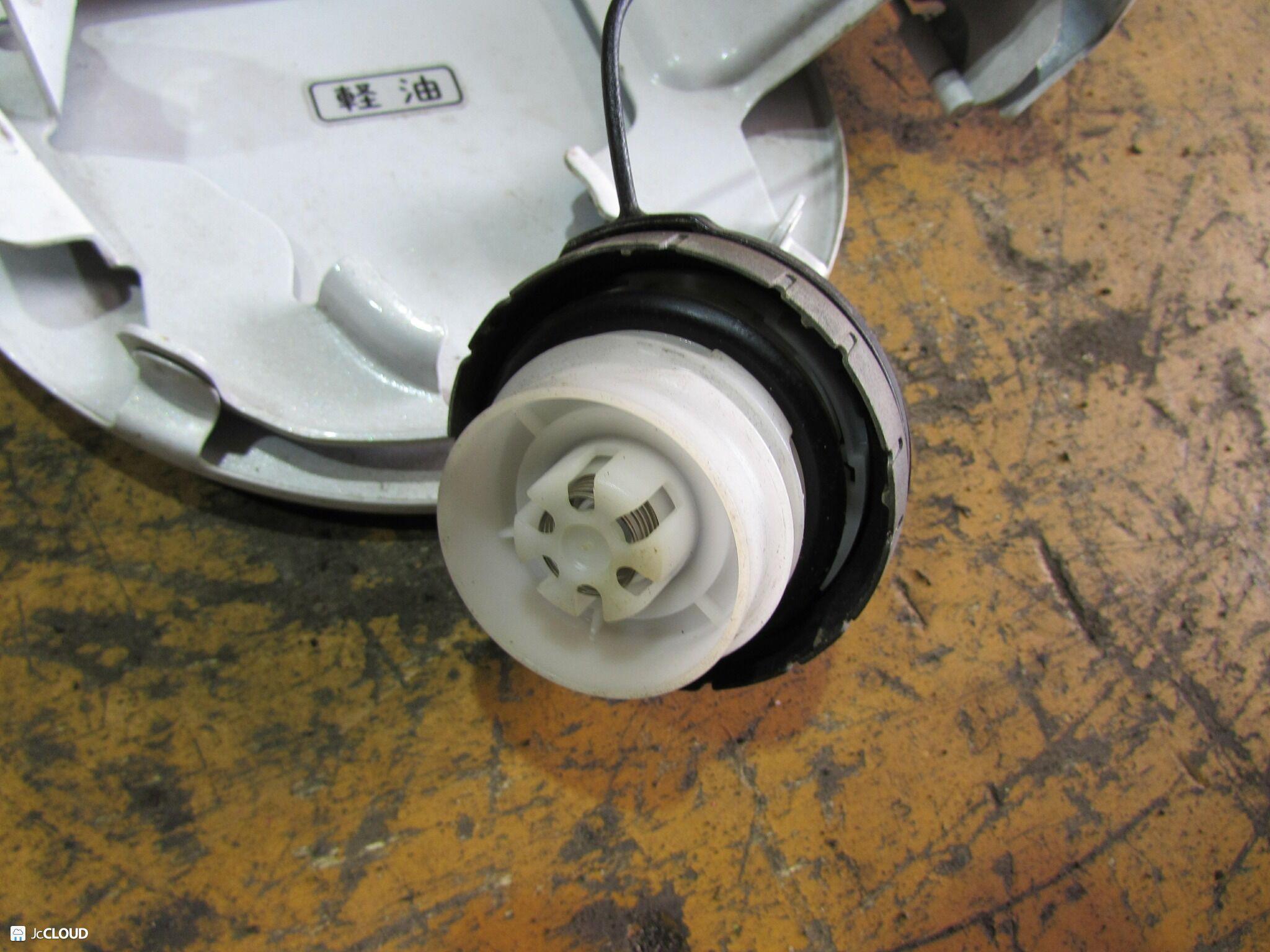 Лючок бензобака MAZDA CX-5 KE2A, KE2F, KE5A, KE5F, KEEA, KEEF PEVPS, SHVPTS, PYVPS 3 ракурс