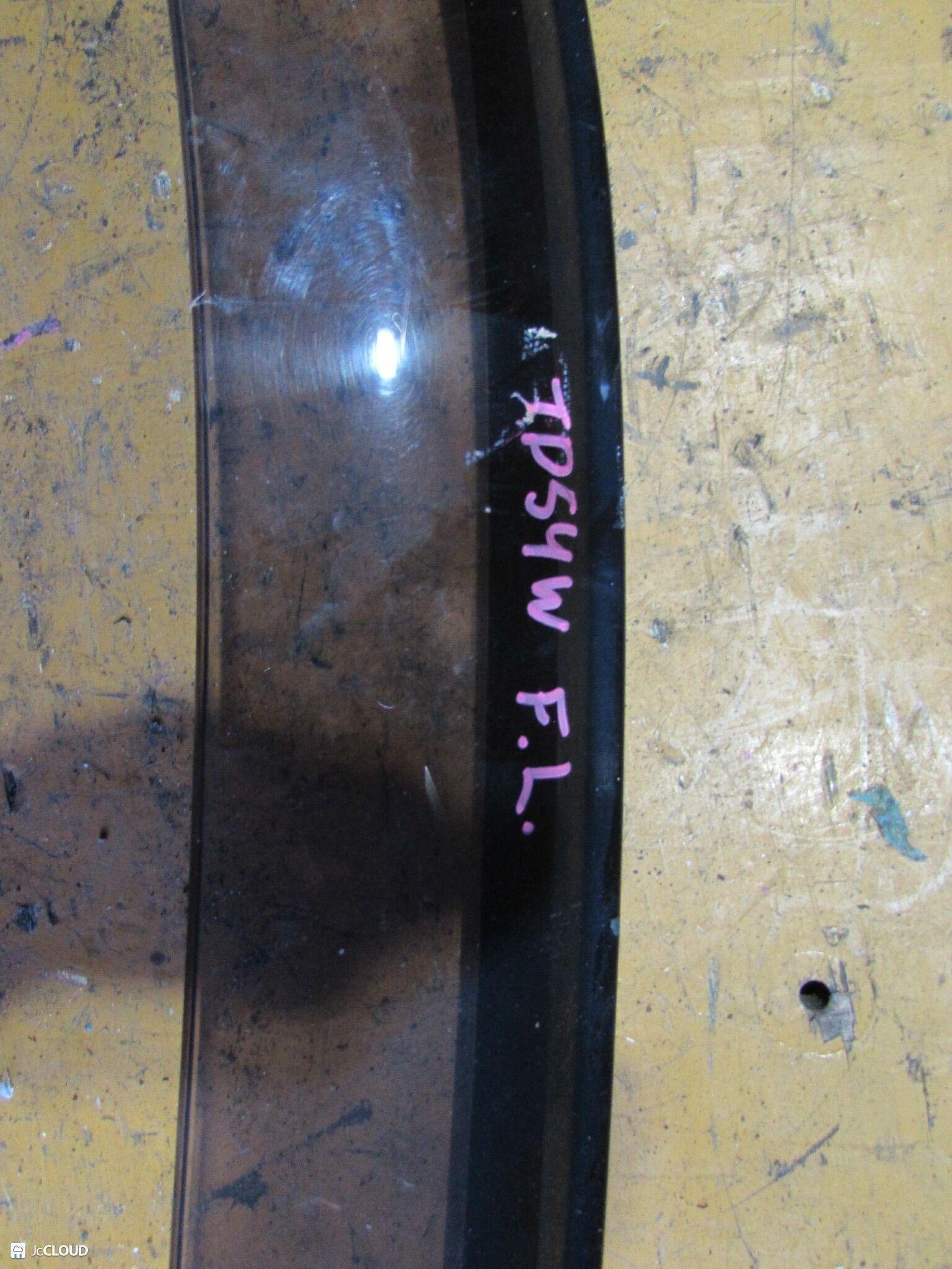 Ветровик левый передний SUZUKI ESCUDO TA74W, TD54W, TD94W, TDA4W, TDB4W M16A, J20A, H27A, J24B, N32A 3 ракурс Ветровик левый передний SUZUKI ESCUDO TA74W, TD54W, TD94W, TDA4W, TDB4W M16A, J20A, H27A, J24B, N32A 3 ракурс