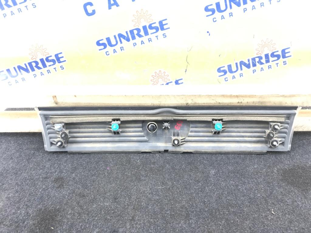 Стоп-вставка NISSAN ELGRAND E52 P8504 2 ракурс