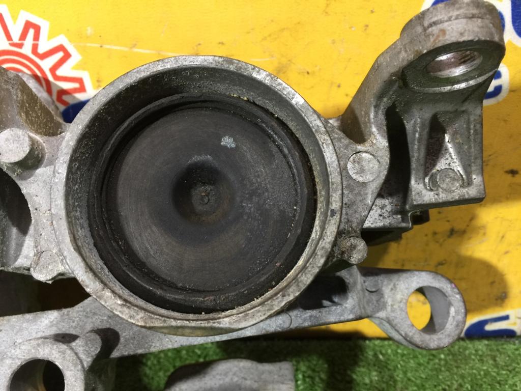 Подушка двигателя левая передняя NISSAN DUALIS KJ10 3 ракурс Подушка двигателя левая передняя NISSAN DUALIS KJ10 3 ракурс