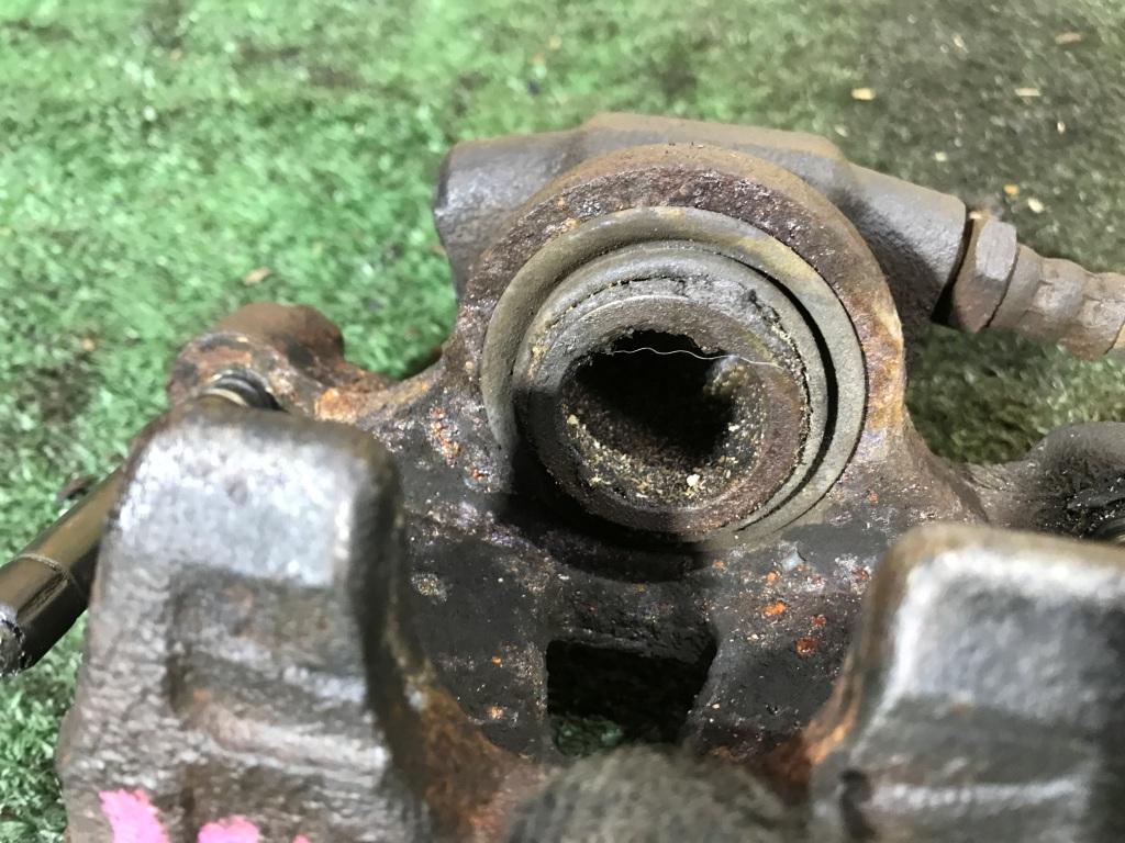 Суппорт левый задний MITSUBISHI GRANDIS NA4W 3 ракурс