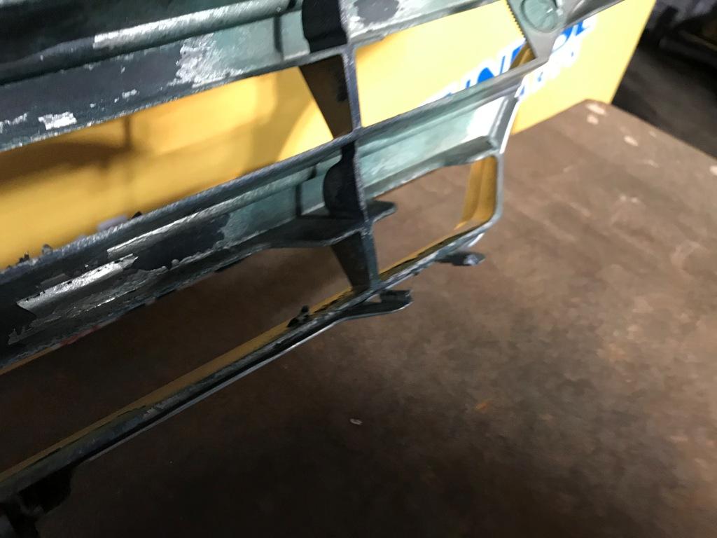 Решетка радиатора NISSAN ELGRAND PE52, PNE52, TE52, TNE52 3 ракурс