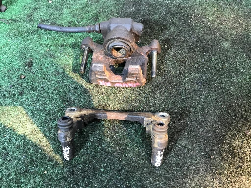 Суппорт правый задний MITSUBISHI GRANDIS NA4W 2 ракурс