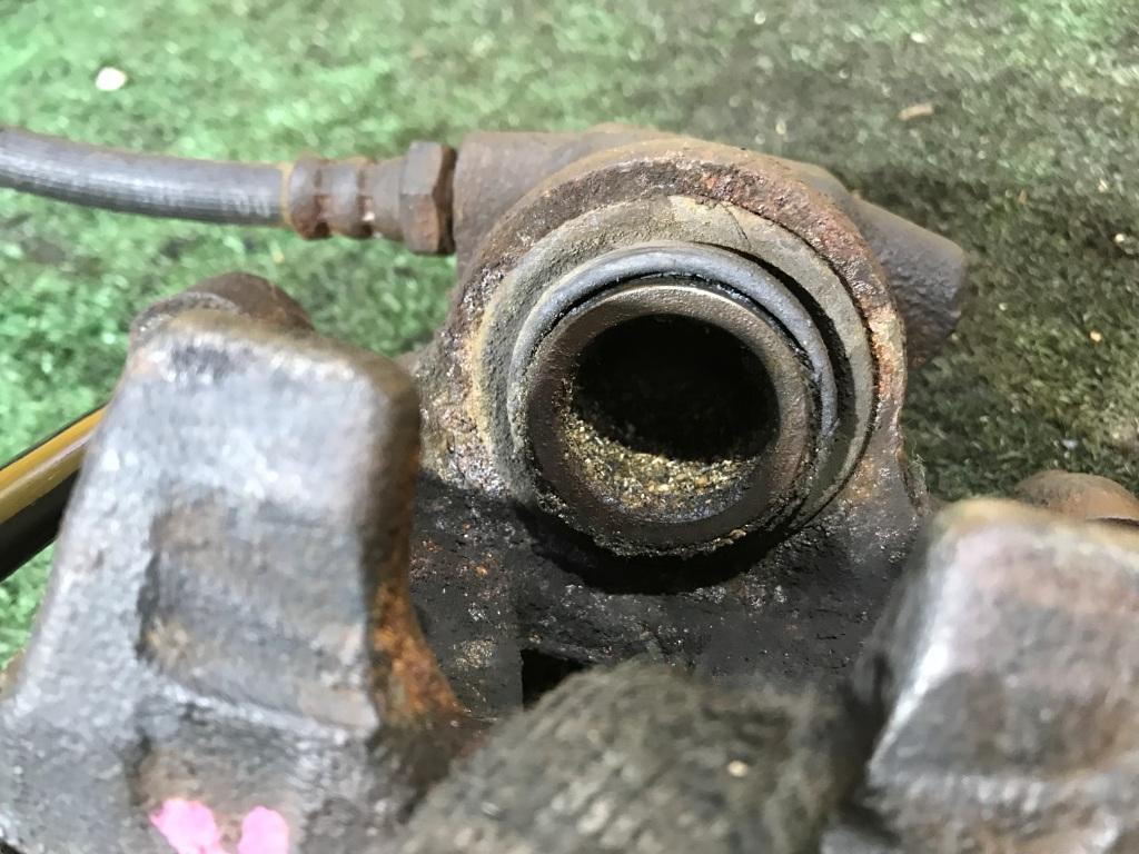 Суппорт правый задний MITSUBISHI GRANDIS NA4W 3 ракурс