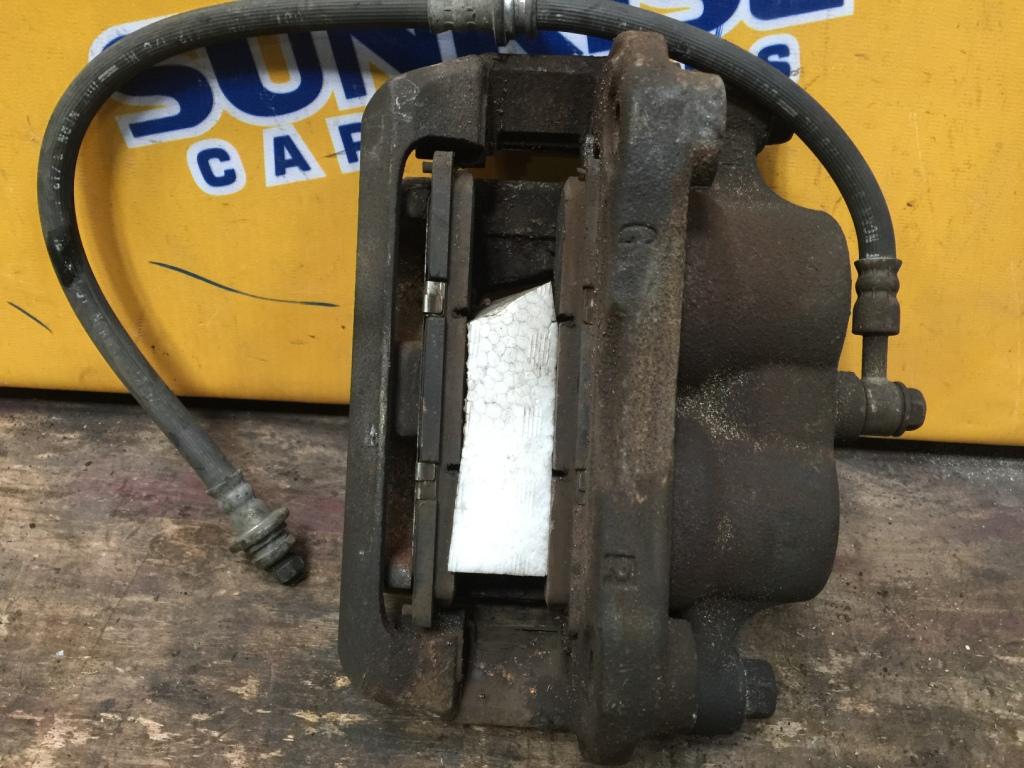 Суппорт левый передний NISSAN ELGRAND TNE52 2 ракурс