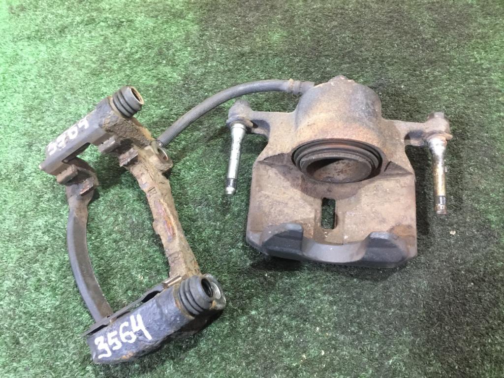 Суппорт левый передний NISSAN DUALIS NJ10 2 ракурс